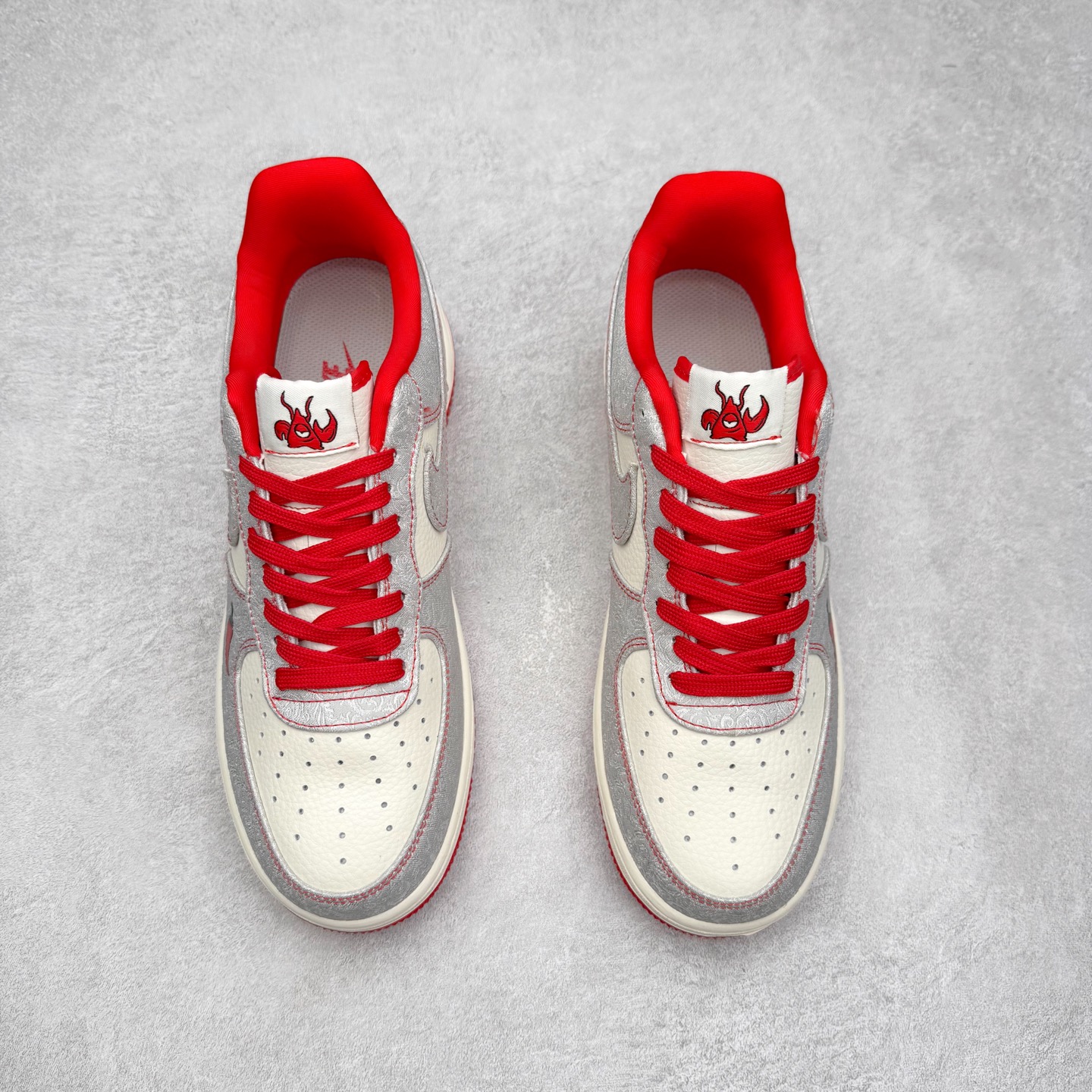 图片[2]-NK Air Force 1´07 Low 空军一号低帮百搭休闲运动板鞋 ZD1988-004 柔软、弹性十足的缓震性能和出色的中底设计 横跨复古与现代的外型结合 造就出风靡全球 三十多年的Force 1 直到今天还深受青睐 实拍调校N版已经零色差零失真 百分百还原实物色彩所见即所得 不存在货不对板色差等低级问题 选购参考实物拍摄 不混卖不参货 只用心做好货严格选品 承诺混一赔十 尺码：36 36.5 37.5 38 38.5 39 40 40.5 41 42 42.5 43 44 44.5 45-选品中心