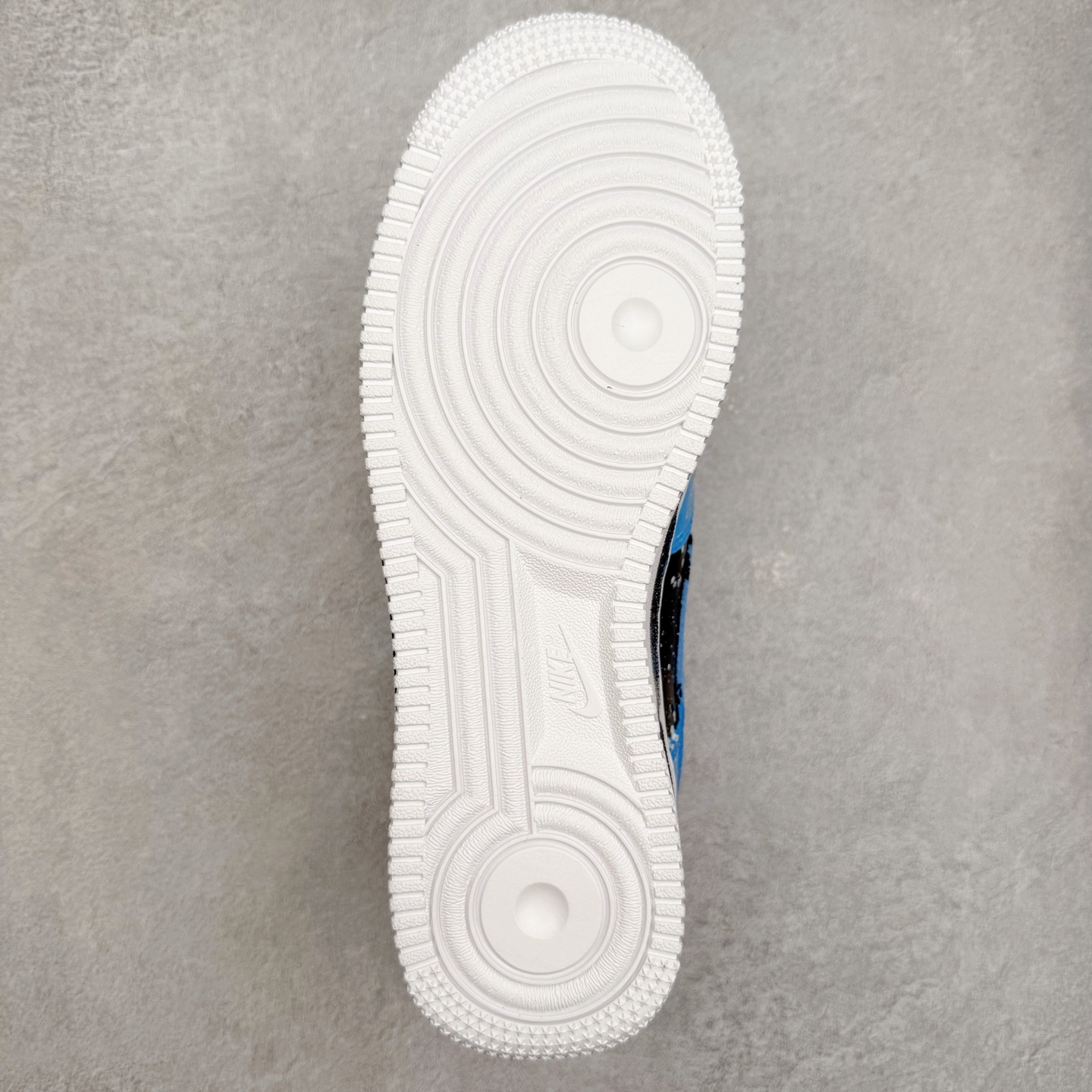 图片[9]-NK Air Force 1´07 Low 空军一号低帮百搭休闲运动板鞋 CW2288-101 柔软、弹性十足的缓震性能和出色的中底设计 横跨复古与现代的外型结合 造就出风靡全球 三十多年的Force 1 直到今天还深受青睐 实拍调校N版已经零色差零失真 百分百还原实物色彩所见即所得 不存在货不对板色差等低级问题 选购参考实物拍摄 不混卖不参货 只用心做好货严格选品 承诺混一赔十 尺码：36 36.5 37.5 38 38.5 39 40 40.5 41 42 42.5 43 44 44.5 45-选品中心