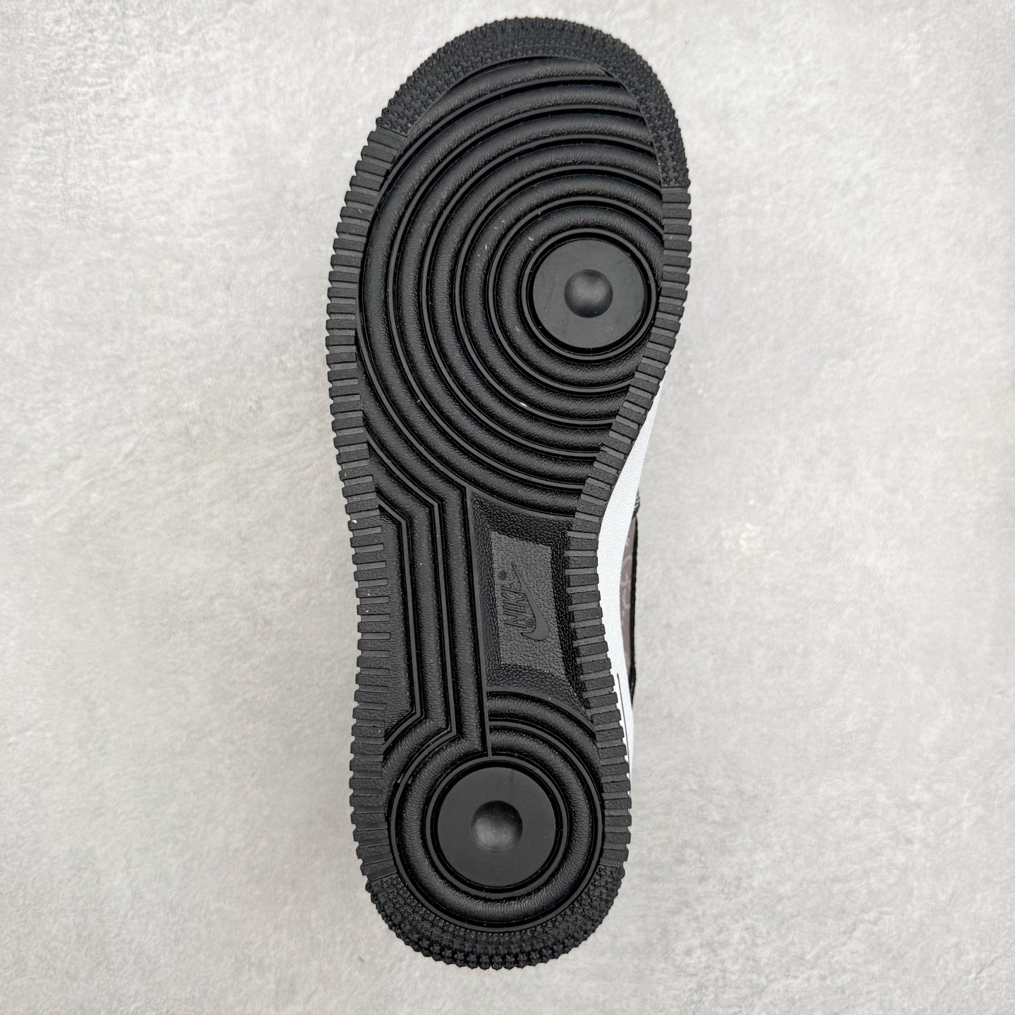 图片[9]-NK Air Force 1´07 Low 空军一号低帮百搭休闲运动板鞋 AH8462-002 柔软、弹性十足的缓震性能和出色的中底设计 横跨复古与现代的外型结合 造就出风靡全球 三十多年的Force 1 直到今天还深受青睐 实拍调校N版已经零色差零失真 百分百还原实物色彩所见即所得 不存在货不对板色差等低级问题 选购参考实物拍摄 不混卖不参货 只用心做好货严格选品 承诺混一赔十 尺码：36 36.5 37.5 38 38.5 39 40 40.5 41 42 42.5 43 44 44.5 45-选品中心