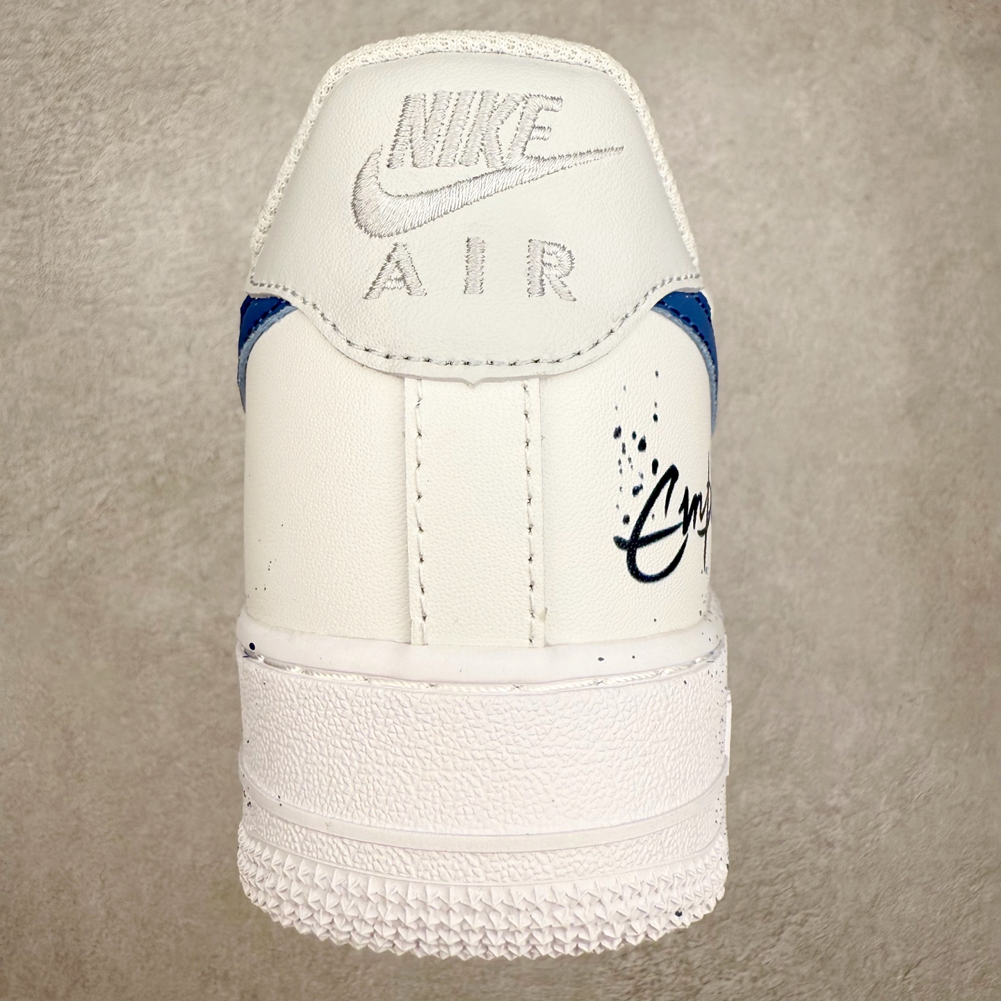 图片[8]-NK Air Force 1´07 Low 空军一号低帮百搭休闲运动板鞋 ZH0316-106 柔软、弹性十足的缓震性能和出色的中底设计 横跨复古与现代的外型结合 造就出风靡全球 三十多年的Force 1 直到今天还深受青睐 实拍调校N版已经零色差零失真 百分百还原实物色彩所见即所得 不存在货不对板色差等低级问题 选购参考实物拍摄 不混卖不参货 只用心做好货严格选品 承诺混一赔十 尺码：36 36.5 37.5 38 38.5 39 40 40.5 41 42 42.5 43 44 44.5 45-选品中心