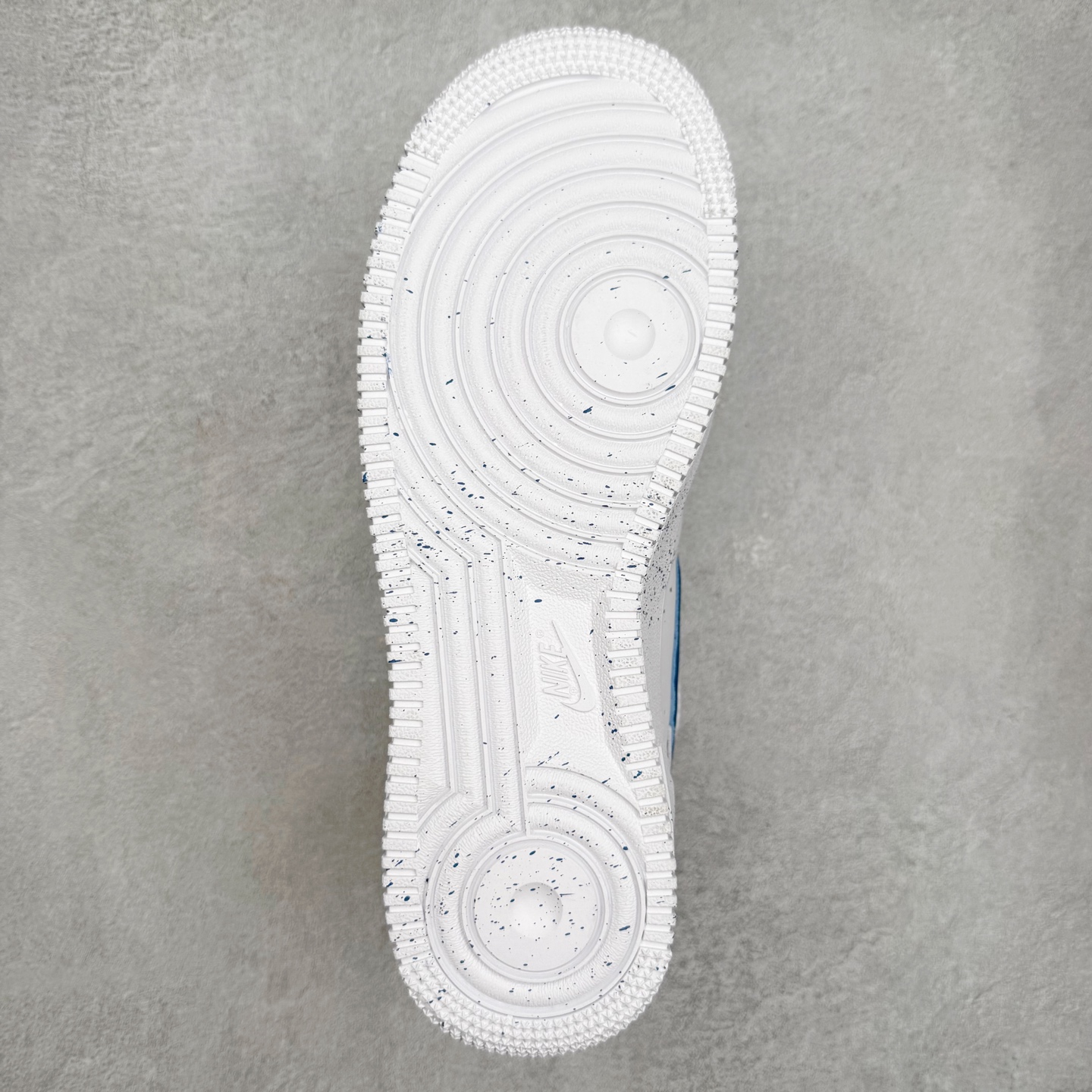 图片[9]-NK Air Force 1´07 Low 空军一号低帮百搭休闲运动板鞋 ZH0316-106 柔软、弹性十足的缓震性能和出色的中底设计 横跨复古与现代的外型结合 造就出风靡全球 三十多年的Force 1 直到今天还深受青睐 实拍调校N版已经零色差零失真 百分百还原实物色彩所见即所得 不存在货不对板色差等低级问题 选购参考实物拍摄 不混卖不参货 只用心做好货严格选品 承诺混一赔十 尺码：36 36.5 37.5 38 38.5 39 40 40.5 41 42 42.5 43 44 44.5 45-选品中心