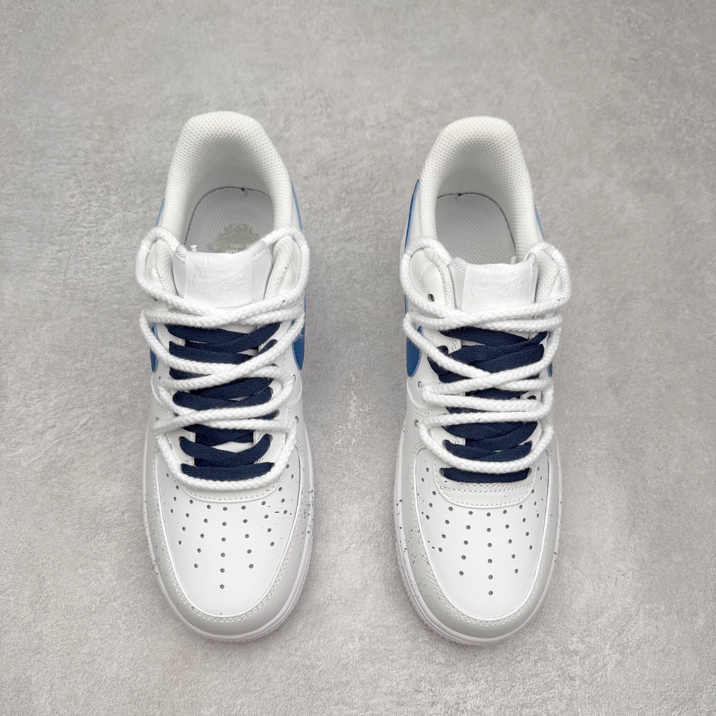 图片[2]-NK Air Force 1´07 Low 空军一号低帮百搭休闲运动板鞋 ZH0316-106 柔软、弹性十足的缓震性能和出色的中底设计 横跨复古与现代的外型结合 造就出风靡全球 三十多年的Force 1 直到今天还深受青睐 实拍调校N版已经零色差零失真 百分百还原实物色彩所见即所得 不存在货不对板色差等低级问题 选购参考实物拍摄 不混卖不参货 只用心做好货严格选品 承诺混一赔十 尺码：36 36.5 37.5 38 38.5 39 40 40.5 41 42 42.5 43 44 44.5 45-选品中心