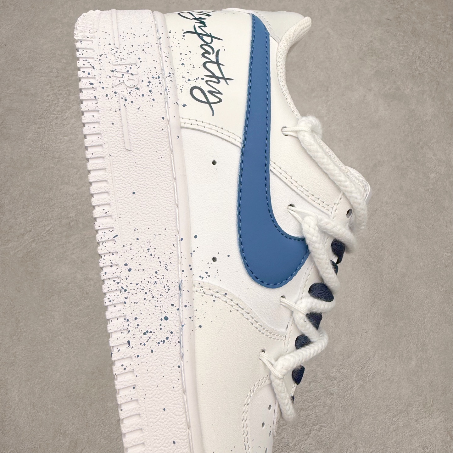 图片[6]-NK Air Force 1´07 Low 空军一号低帮百搭休闲运动板鞋 ZH0316-106 柔软、弹性十足的缓震性能和出色的中底设计 横跨复古与现代的外型结合 造就出风靡全球 三十多年的Force 1 直到今天还深受青睐 实拍调校N版已经零色差零失真 百分百还原实物色彩所见即所得 不存在货不对板色差等低级问题 选购参考实物拍摄 不混卖不参货 只用心做好货严格选品 承诺混一赔十 尺码：36 36.5 37.5 38 38.5 39 40 40.5 41 42 42.5 43 44 44.5 45-选品中心