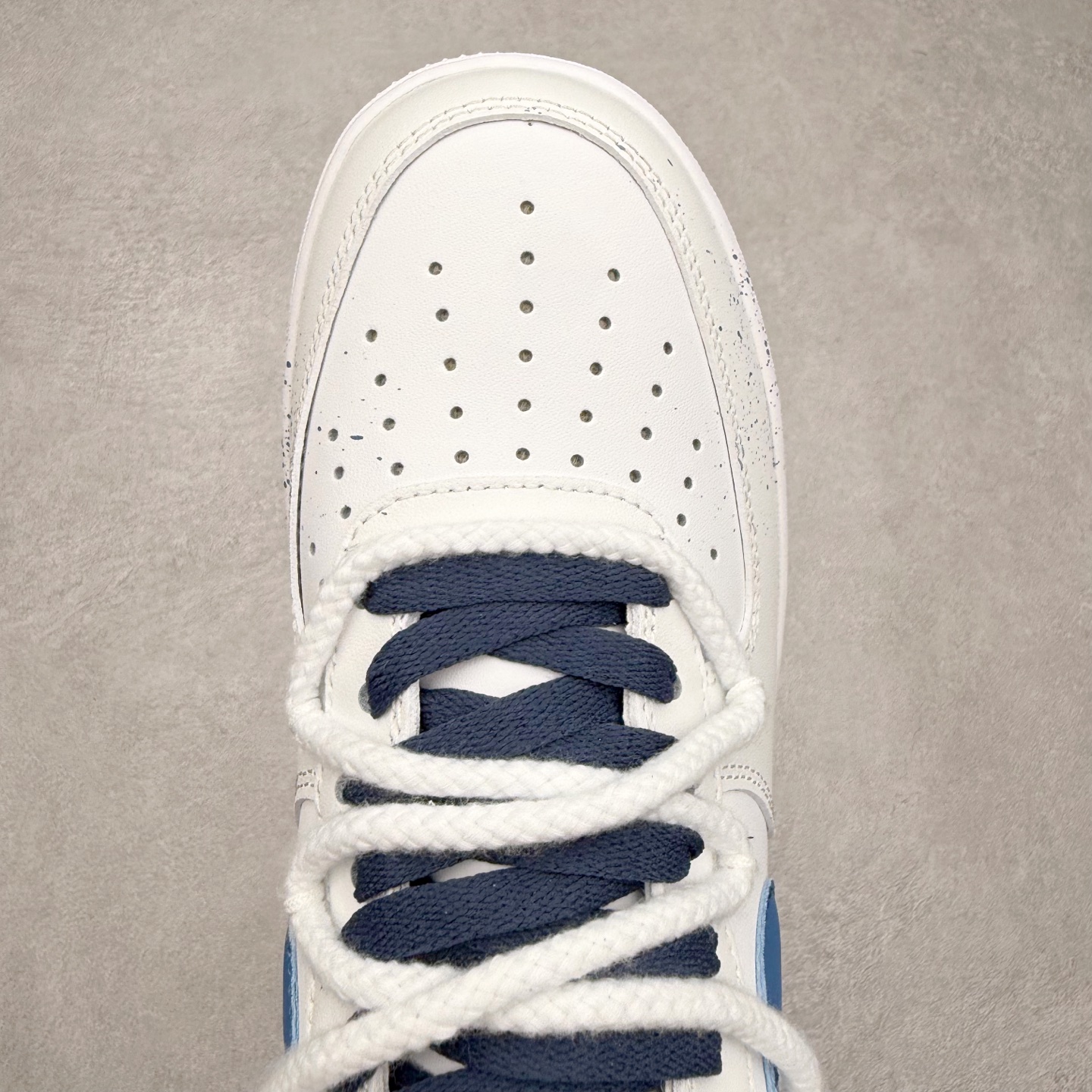 图片[4]-NK Air Force 1´07 Low 空军一号低帮百搭休闲运动板鞋 ZH0316-106 柔软、弹性十足的缓震性能和出色的中底设计 横跨复古与现代的外型结合 造就出风靡全球 三十多年的Force 1 直到今天还深受青睐 实拍调校N版已经零色差零失真 百分百还原实物色彩所见即所得 不存在货不对板色差等低级问题 选购参考实物拍摄 不混卖不参货 只用心做好货严格选品 承诺混一赔十 尺码：36 36.5 37.5 38 38.5 39 40 40.5 41 42 42.5 43 44 44.5 45-选品中心