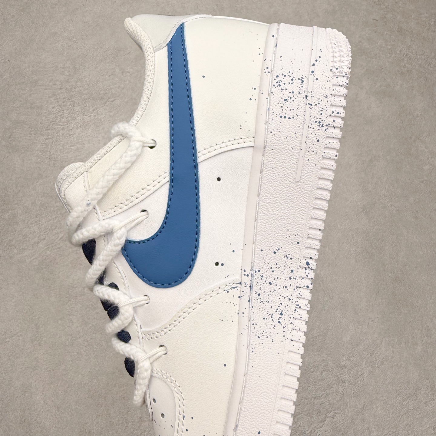 图片[7]-NK Air Force 1´07 Low 空军一号低帮百搭休闲运动板鞋 ZH0316-106 柔软、弹性十足的缓震性能和出色的中底设计 横跨复古与现代的外型结合 造就出风靡全球 三十多年的Force 1 直到今天还深受青睐 实拍调校N版已经零色差零失真 百分百还原实物色彩所见即所得 不存在货不对板色差等低级问题 选购参考实物拍摄 不混卖不参货 只用心做好货严格选品 承诺混一赔十 尺码：36 36.5 37.5 38 38.5 39 40 40.5 41 42 42.5 43 44 44.5 45-选品中心