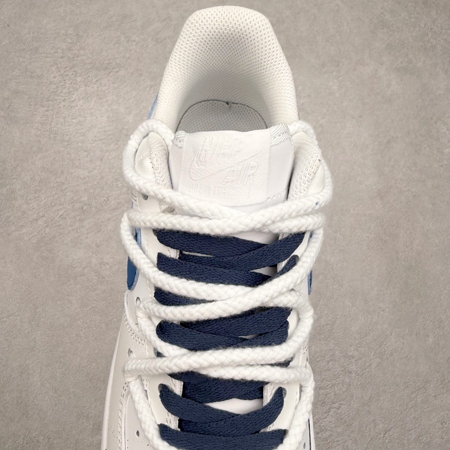 图片[5]-NK Air Force 1´07 Low 空军一号低帮百搭休闲运动板鞋 ZH0316-106 柔软、弹性十足的缓震性能和出色的中底设计 横跨复古与现代的外型结合 造就出风靡全球 三十多年的Force 1 直到今天还深受青睐 实拍调校N版已经零色差零失真 百分百还原实物色彩所见即所得 不存在货不对板色差等低级问题 选购参考实物拍摄 不混卖不参货 只用心做好货严格选品 承诺混一赔十 尺码：36 36.5 37.5 38 38.5 39 40 40.5 41 42 42.5 43 44 44.5 45-选品中心