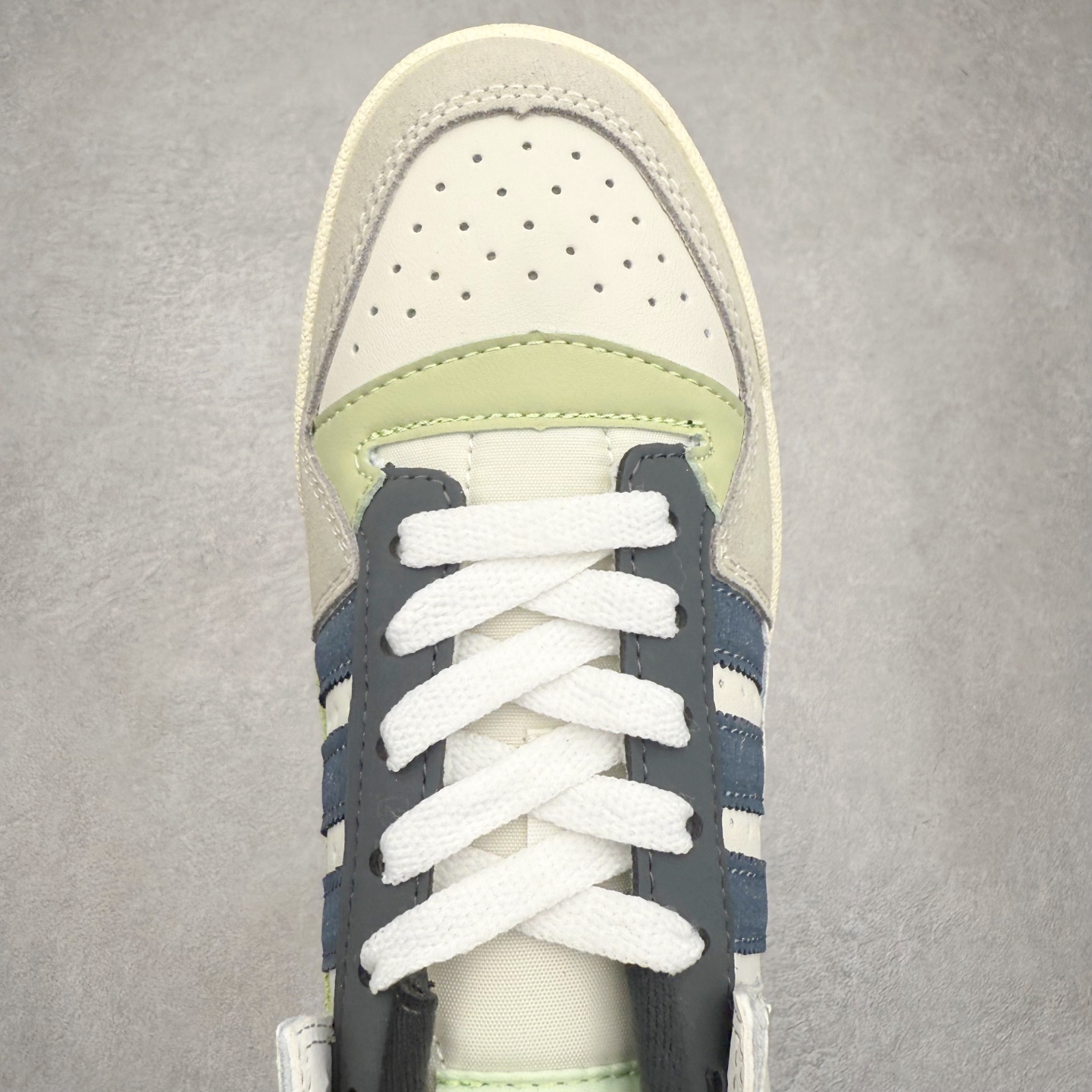 图片[4]-＃福利特价 AD Forum 84 Low OG 低帮百搭潮流休闲运动板鞋 以复古篮球鞋的外形为基础 采用皮革拼接 简约百搭 更加贴合舒适 中底内侧网格造型起到点睛之笔 外底橡胶 更显复古 尺码：36 36.5 37.5 38 38.5 39 40 40.5 41 42 42.5 43 44 44.5 45-选品中心