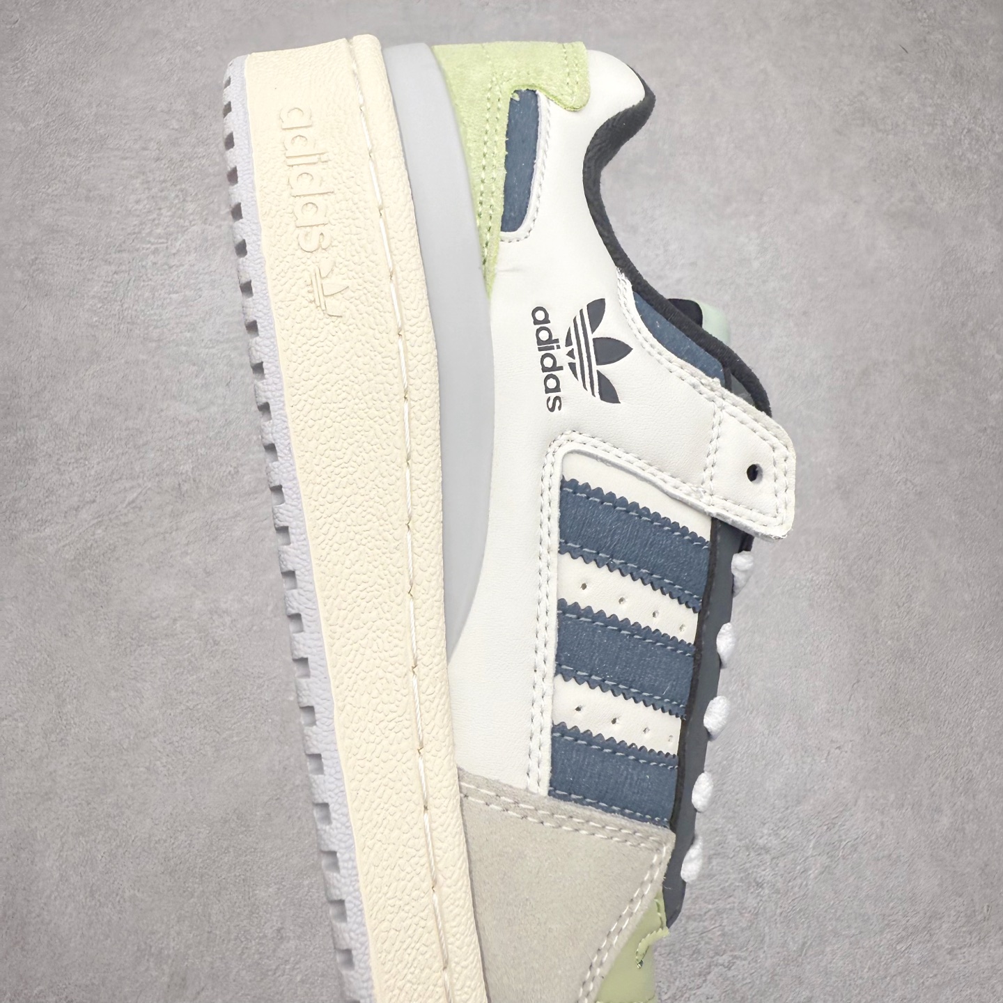 图片[6]-＃福利特价 AD Forum 84 Low OG 低帮百搭潮流休闲运动板鞋 以复古篮球鞋的外形为基础 采用皮革拼接 简约百搭 更加贴合舒适 中底内侧网格造型起到点睛之笔 外底橡胶 更显复古 尺码：36 36.5 37.5 38 38.5 39 40 40.5 41 42 42.5 43 44 44.5 45-选品中心