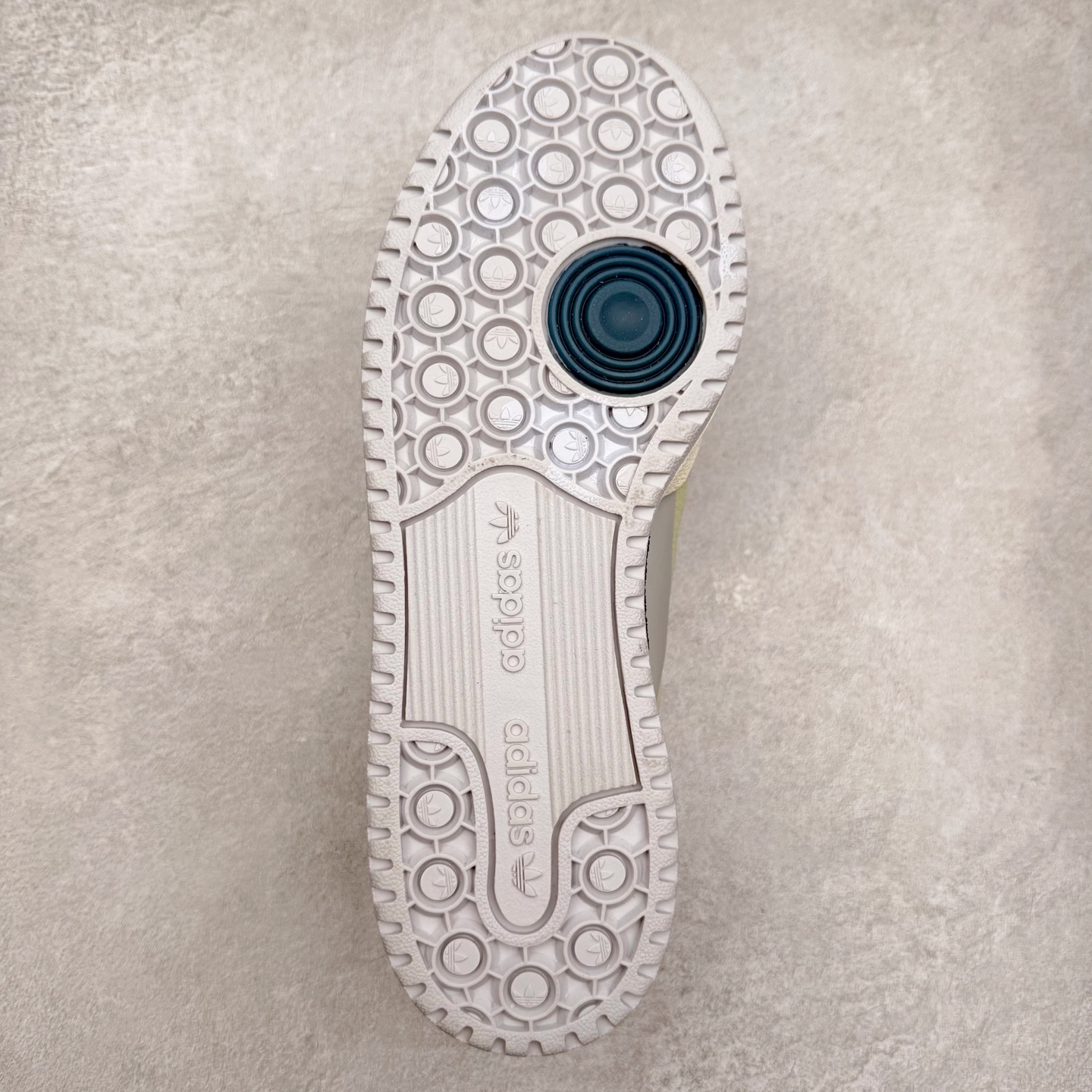 图片[9]-＃福利特价 AD Forum 84 Low OG 低帮百搭潮流休闲运动板鞋 以复古篮球鞋的外形为基础 采用皮革拼接 简约百搭 更加贴合舒适 中底内侧网格造型起到点睛之笔 外底橡胶 更显复古 尺码：36 36.5 37.5 38 38.5 39 40 40.5 41 42 42.5 43 44 44.5 45-选品中心