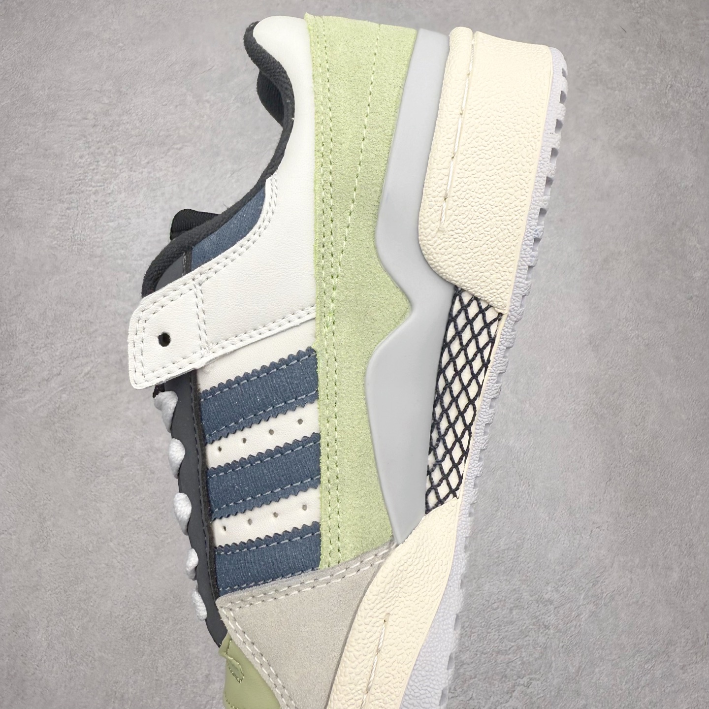 图片[7]-＃福利特价 AD Forum 84 Low OG 低帮百搭潮流休闲运动板鞋 以复古篮球鞋的外形为基础 采用皮革拼接 简约百搭 更加贴合舒适 中底内侧网格造型起到点睛之笔 外底橡胶 更显复古 尺码：36 36.5 37.5 38 38.5 39 40 40.5 41 42 42.5 43 44 44.5 45-选品中心