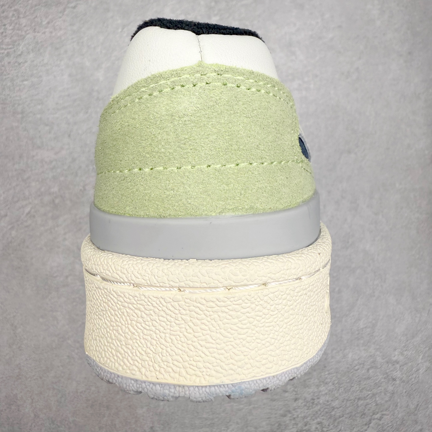 图片[8]-＃福利特价 AD Forum 84 Low OG 低帮百搭潮流休闲运动板鞋 以复古篮球鞋的外形为基础 采用皮革拼接 简约百搭 更加贴合舒适 中底内侧网格造型起到点睛之笔 外底橡胶 更显复古 尺码：36 36.5 37.5 38 38.5 39 40 40.5 41 42 42.5 43 44 44.5 45-选品中心