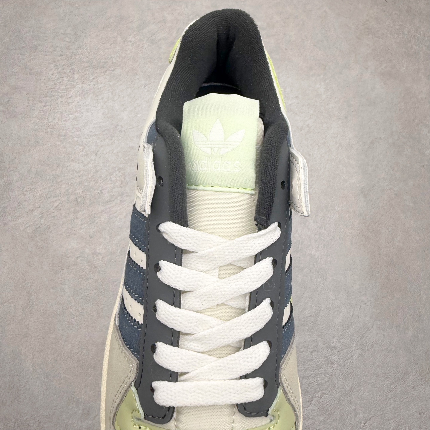 图片[5]-＃福利特价 AD Forum 84 Low OG 低帮百搭潮流休闲运动板鞋 以复古篮球鞋的外形为基础 采用皮革拼接 简约百搭 更加贴合舒适 中底内侧网格造型起到点睛之笔 外底橡胶 更显复古 尺码：36 36.5 37.5 38 38.5 39 40 40.5 41 42 42.5 43 44 44.5 45-选品中心