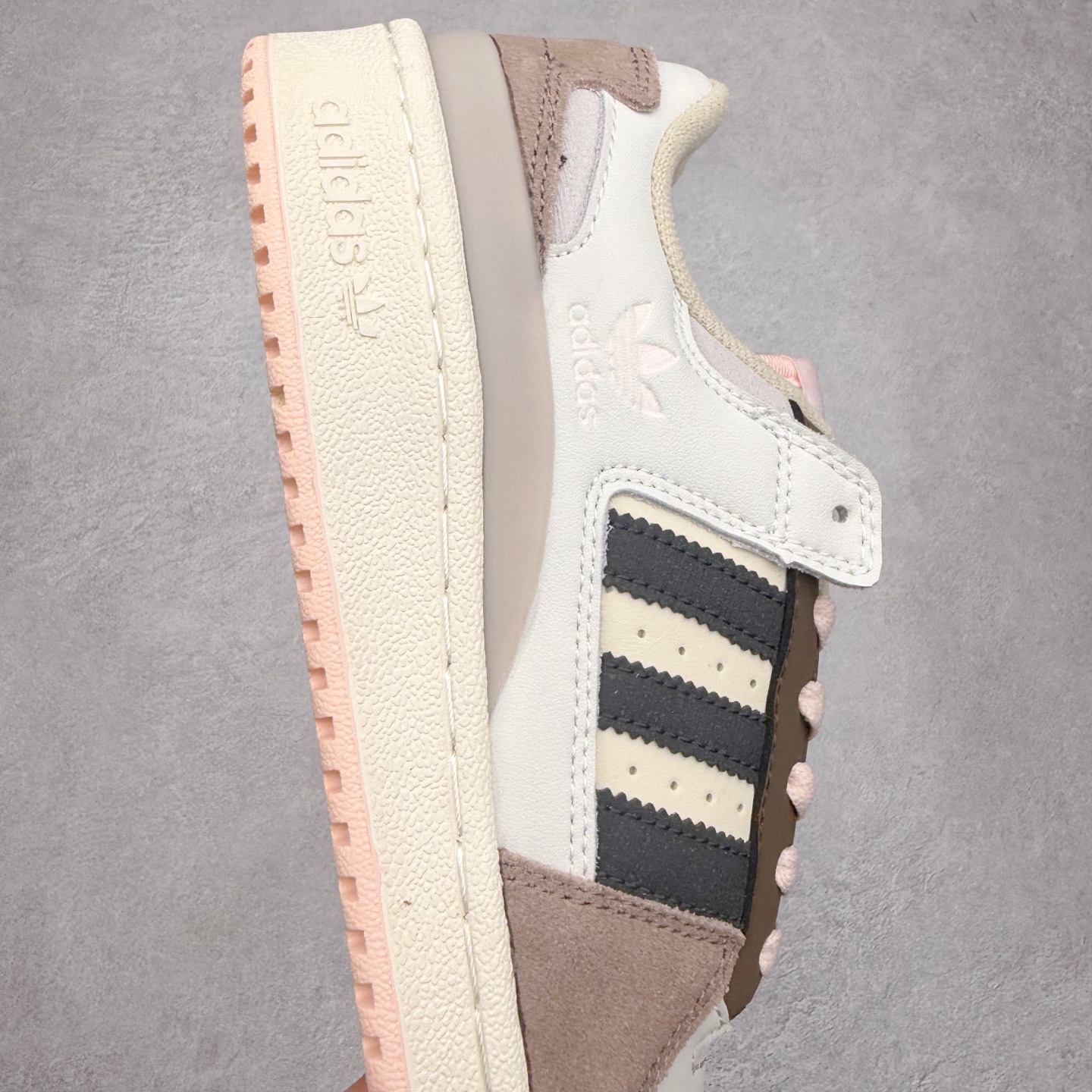 图片[6]-＃福利特价 AD Forum 84 Low OG 低帮百搭潮流休闲运动板鞋 以复古篮球鞋的外形为基础 采用皮革拼接 简约百搭 更加贴合舒适 中底内侧网格造型起到点睛之笔 外底橡胶 更显复古 尺码：36 36.5 37.5 38 38.5 39 40 40.5 41 42 42.5 43 44 44.5 45-选品中心