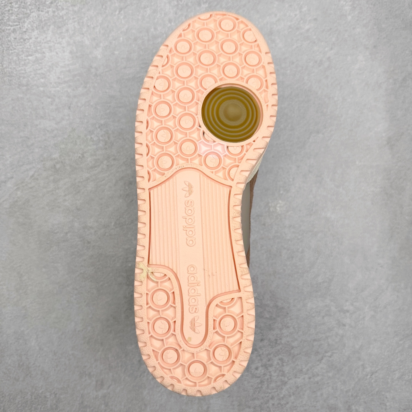 图片[9]-＃福利特价 AD Forum 84 Low OG 低帮百搭潮流休闲运动板鞋 以复古篮球鞋的外形为基础 采用皮革拼接 简约百搭 更加贴合舒适 中底内侧网格造型起到点睛之笔 外底橡胶 更显复古 尺码：36 36.5 37.5 38 38.5 39 40 40.5 41 42 42.5 43 44 44.5 45-选品中心