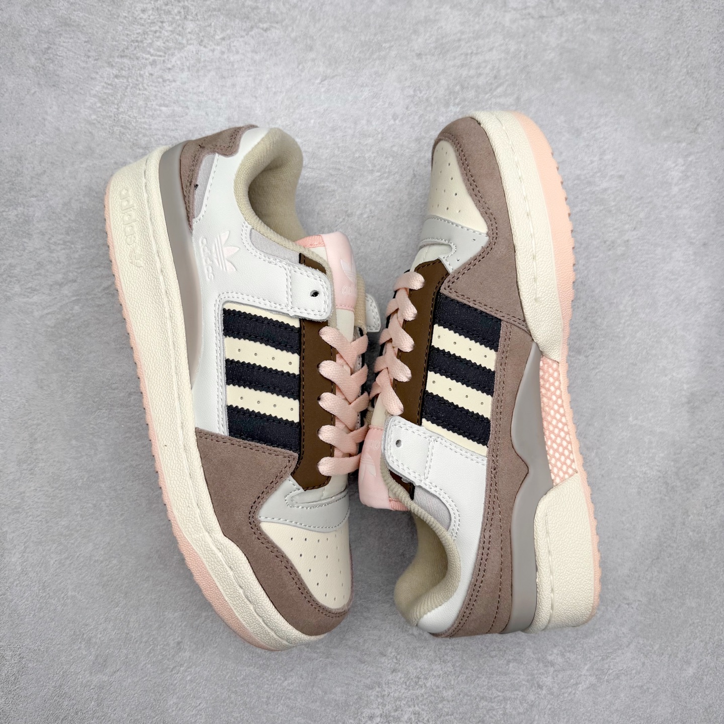 图片[3]-＃福利特价 AD Forum 84 Low OG 低帮百搭潮流休闲运动板鞋 以复古篮球鞋的外形为基础 采用皮革拼接 简约百搭 更加贴合舒适 中底内侧网格造型起到点睛之笔 外底橡胶 更显复古 尺码：36 36.5 37.5 38 38.5 39 40 40.5 41 42 42.5 43 44 44.5 45-选品中心