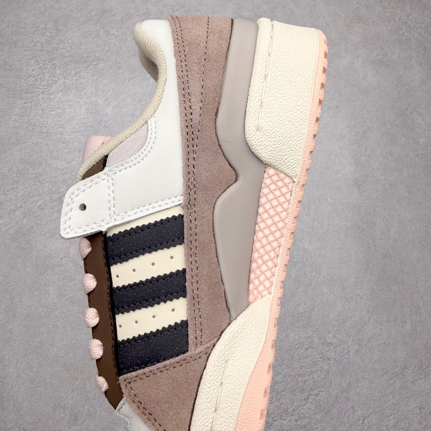 图片[7]-＃福利特价 AD Forum 84 Low OG 低帮百搭潮流休闲运动板鞋 以复古篮球鞋的外形为基础 采用皮革拼接 简约百搭 更加贴合舒适 中底内侧网格造型起到点睛之笔 外底橡胶 更显复古 尺码：36 36.5 37.5 38 38.5 39 40 40.5 41 42 42.5 43 44 44.5 45-选品中心