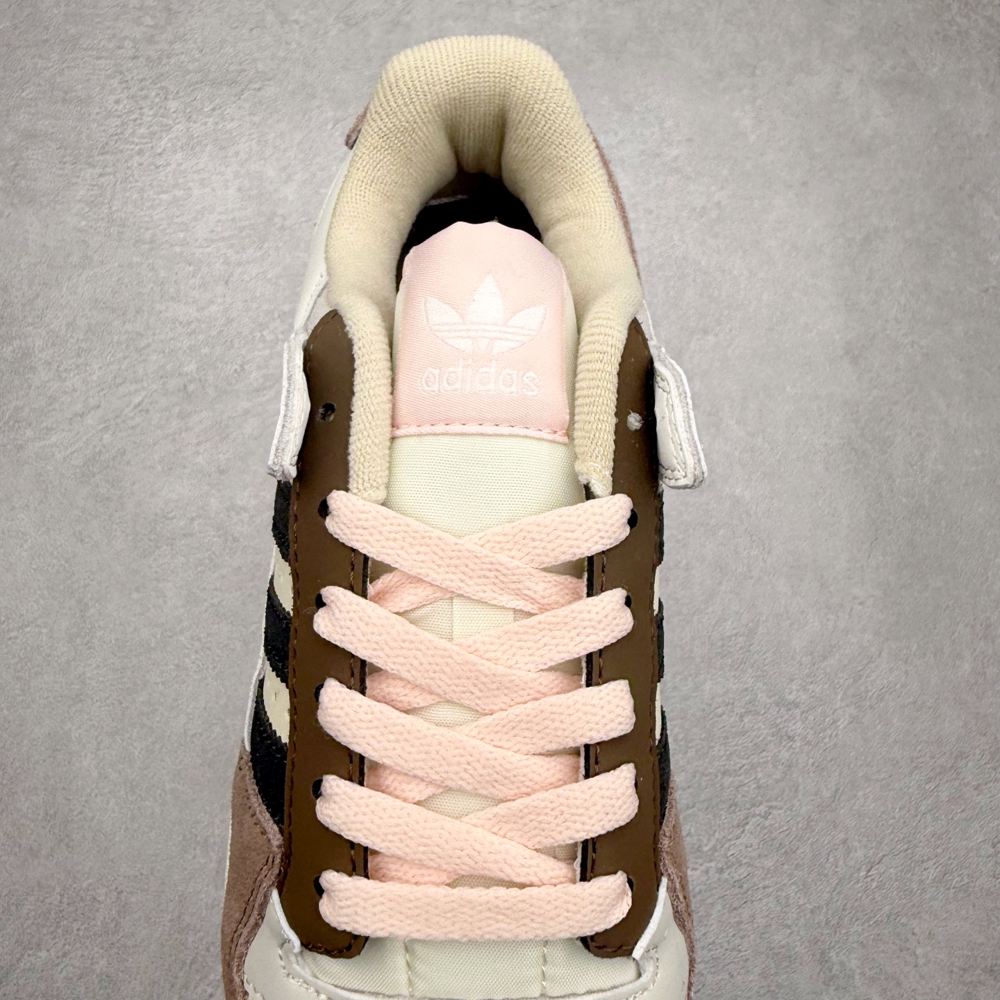 图片[5]-＃福利特价 AD Forum 84 Low OG 低帮百搭潮流休闲运动板鞋 以复古篮球鞋的外形为基础 采用皮革拼接 简约百搭 更加贴合舒适 中底内侧网格造型起到点睛之笔 外底橡胶 更显复古 尺码：36 36.5 37.5 38 38.5 39 40 40.5 41 42 42.5 43 44 44.5 45-选品中心