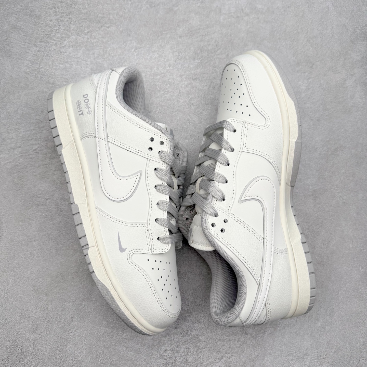 图片[3]-＃YC纯原 NK Dunk Low 白灰胜者 WG0508-046 经典，但不止于复刻。此款以纯净皮革为画布，白作未染尘埃的宣言；灰为低调的锋芒。鞋身荔枝纹以细腻纹理撑起轮廓，不靠浮夸，赢在质感。浅灰Swoosh如一道优雅的笔触，斜划而过。后跟的烙印是无声的战书——不张扬，却不容忽视，完美诠释极简主义的胜利美学。定制系列天花板 无原鞋不开发 全系列得物原鞋一比一校对开发 配色持续更新中 终端对接 优势输出 全套原厂楦头原纸板数据档案倾力打造 原汁原味莞产 极致还原 圈内最强针车工艺 高端零售指定版 广东原厂配套原盒原标 鞋盒分三个尺码段 原厂冲刀 超高清洁度 全鞋零毛边皮料切割 采用原厂百宏鞋带以及原厂百宏织唛舌标 内标可供原厂几率过验 进口原装条纹中底布 四线拉帮白色点胶 原厂拉帮手法遵循公司 原厂电绣 极致还原 尺码：36 36.5 37.5 38 38.5 39 40 40.5 41 42 42.5 43 44 44.5 45 46-选品中心