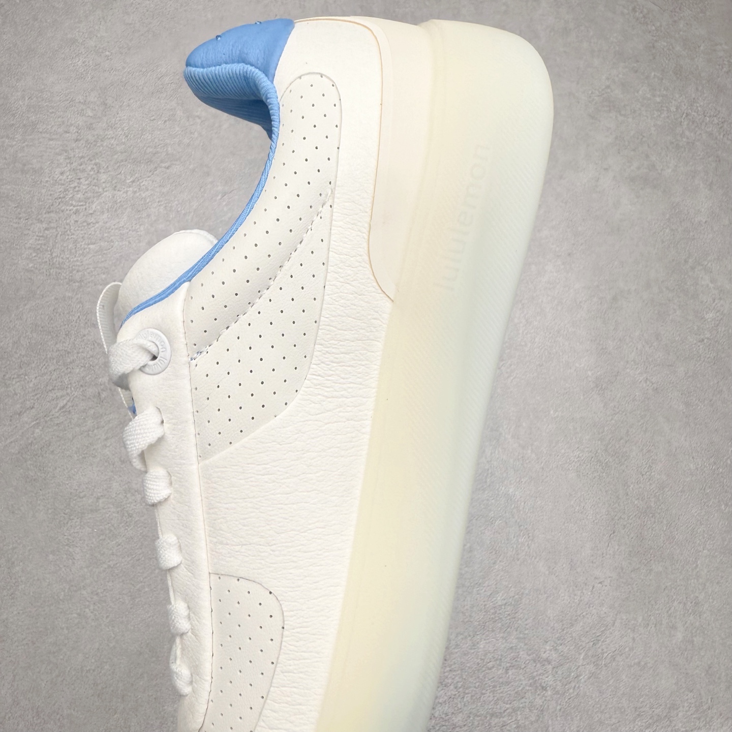 图片[7]-＃GD广顶 lululemon Cityverse 露露乐檬极简主义减震耐磨低帮生活休闲鞋 Cityverse将运动性能融入经典休闲鞋中，中底提供出色缓震，并贴合足部曲线，带来全天候的舒适感。鞋面采用两种材质拼接，且前半部分采用热熔压胶处理，无任何缝线，保留了鞋身整体性。模制泡沫的鞋垫带来上乘的脚感，在平日休闲穿着时不会磨脚，也能提供轻质软弹的效果。25年来，lululemon一直秉持“感受为先”的设计理念，并相信更好的感受带来更好的表现。此次男鞋的设计亦是如此。投入多年研究，针对男性在不同运动场景中的脚步形态设计了不同鞋履款式。同时，还进行了生物力学与形态学研究，为“他”带来更好的贴合度和感受。尺码：36 36.5 37.5 38 38.5 39 40 40.5 41 42 42.5 43 44 44.5 45-选品中心