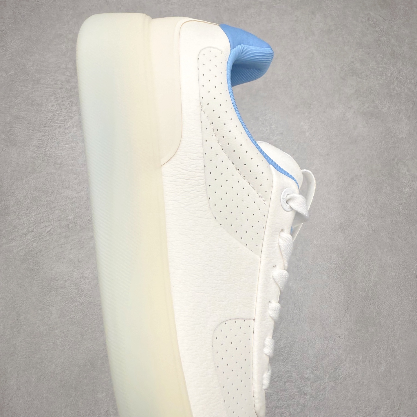 图片[6]-＃GD广顶 lululemon Cityverse 露露乐檬极简主义减震耐磨低帮生活休闲鞋 Cityverse将运动性能融入经典休闲鞋中，中底提供出色缓震，并贴合足部曲线，带来全天候的舒适感。鞋面采用两种材质拼接，且前半部分采用热熔压胶处理，无任何缝线，保留了鞋身整体性。模制泡沫的鞋垫带来上乘的脚感，在平日休闲穿着时不会磨脚，也能提供轻质软弹的效果。25年来，lululemon一直秉持“感受为先”的设计理念，并相信更好的感受带来更好的表现。此次男鞋的设计亦是如此。投入多年研究，针对男性在不同运动场景中的脚步形态设计了不同鞋履款式。同时，还进行了生物力学与形态学研究，为“他”带来更好的贴合度和感受。尺码：36 36.5 37.5 38 38.5 39 40 40.5 41 42 42.5 43 44 44.5 45-选品中心