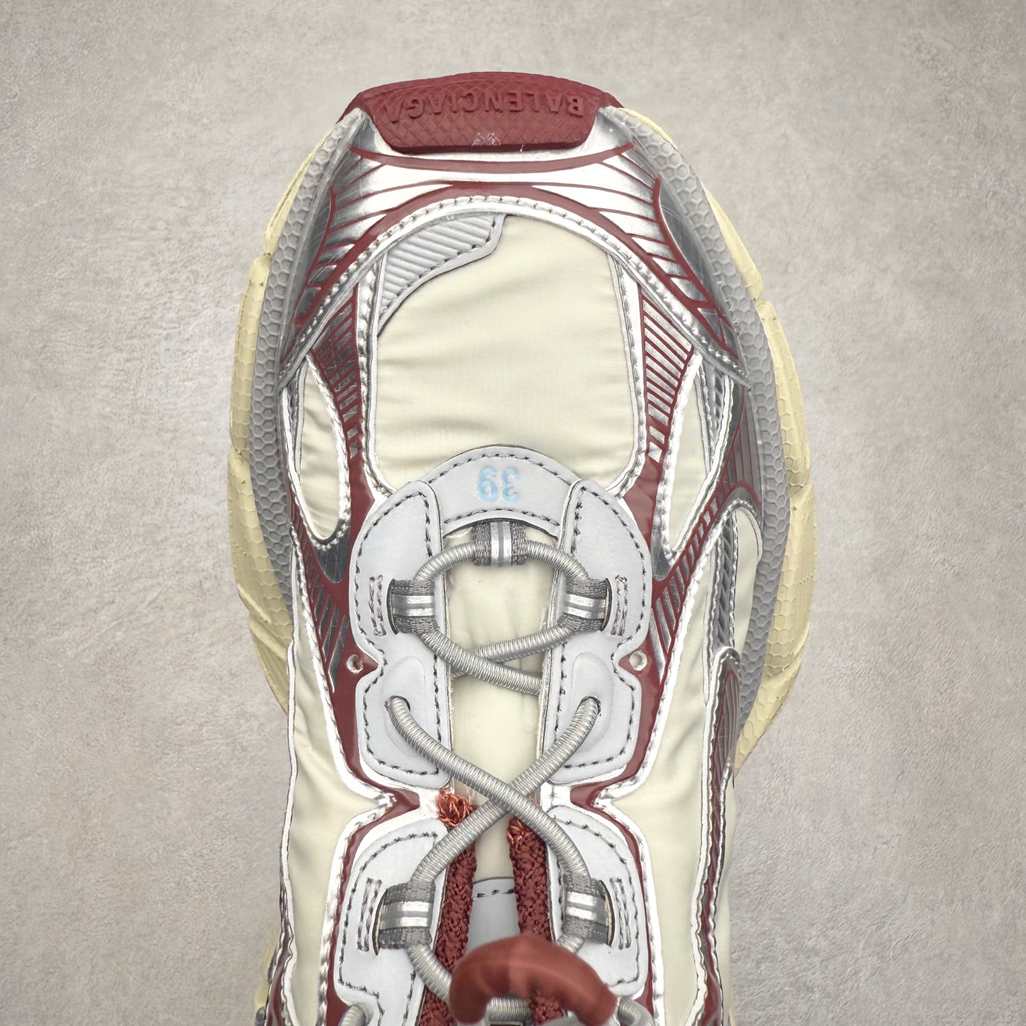 图片[4]-＃VG零售版 BALENCIAGA 3XL Sneakers 巴黎世家十代网布系带低帮走秀复古老爹鞋 全套原纸板楦头开发 最原汁原味的灵魂版型 全鞋荧光划线卡点 胶水把控整洁度追求极致完美 每一双都是工艺品 多重QC质检 超越公司货的品控标准 实实在在的免检产品 原盒原配 正确字体电绣 粗细、位置、大小正确 侧边TPU 透气孔匹配意产原版 正确分离大底 TPU软底 原版一致大底LOGO 立体感十足 原厂皮料水洗做旧 采购原厂网纱 不含皮革 网布材料和聚氨酯 磨损效果 鞋头边缘和后帮 Balenciaga 徽标 鞋面和后跟凸印尺码 鞋舌 3XL 橡胶品牌标识和反光细节 鞋帮拉袢和鞋舌拉祥 配反光细节 备用鞋带在鞋履前侧 可在穿着前取下 便于不同造型搭配 正常尺码 尺码：35 36 37 38 39 40 41 42 43 44 45 46-选品中心