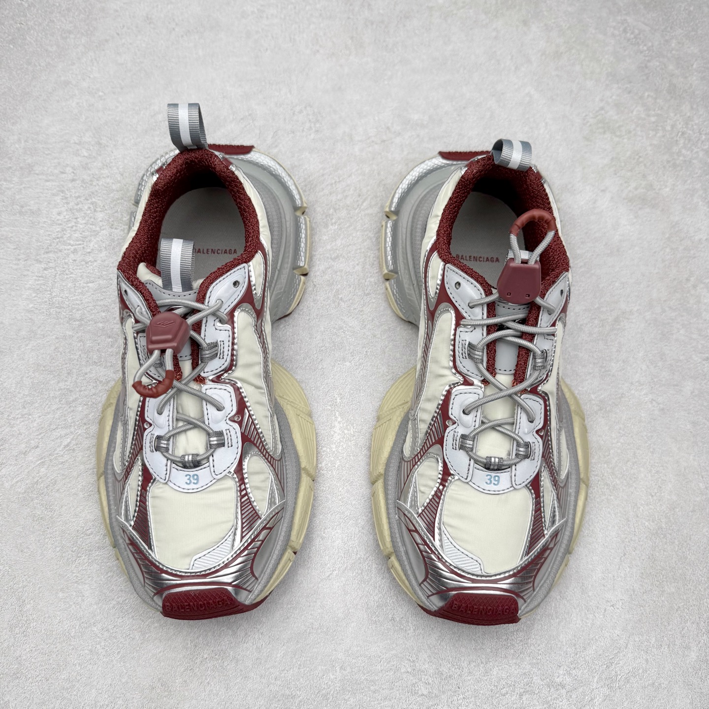 图片[2]-＃VG零售版 BALENCIAGA 3XL Sneakers 巴黎世家十代网布系带低帮走秀复古老爹鞋 全套原纸板楦头开发 最原汁原味的灵魂版型 全鞋荧光划线卡点 胶水把控整洁度追求极致完美 每一双都是工艺品 多重QC质检 超越公司货的品控标准 实实在在的免检产品 原盒原配 正确字体电绣 粗细、位置、大小正确 侧边TPU 透气孔匹配意产原版 正确分离大底 TPU软底 原版一致大底LOGO 立体感十足 原厂皮料水洗做旧 采购原厂网纱 不含皮革 网布材料和聚氨酯 磨损效果 鞋头边缘和后帮 Balenciaga 徽标 鞋面和后跟凸印尺码 鞋舌 3XL 橡胶品牌标识和反光细节 鞋帮拉袢和鞋舌拉祥 配反光细节 备用鞋带在鞋履前侧 可在穿着前取下 便于不同造型搭配 正常尺码 尺码：35 36 37 38 39 40 41 42 43 44 45 46-选品中心