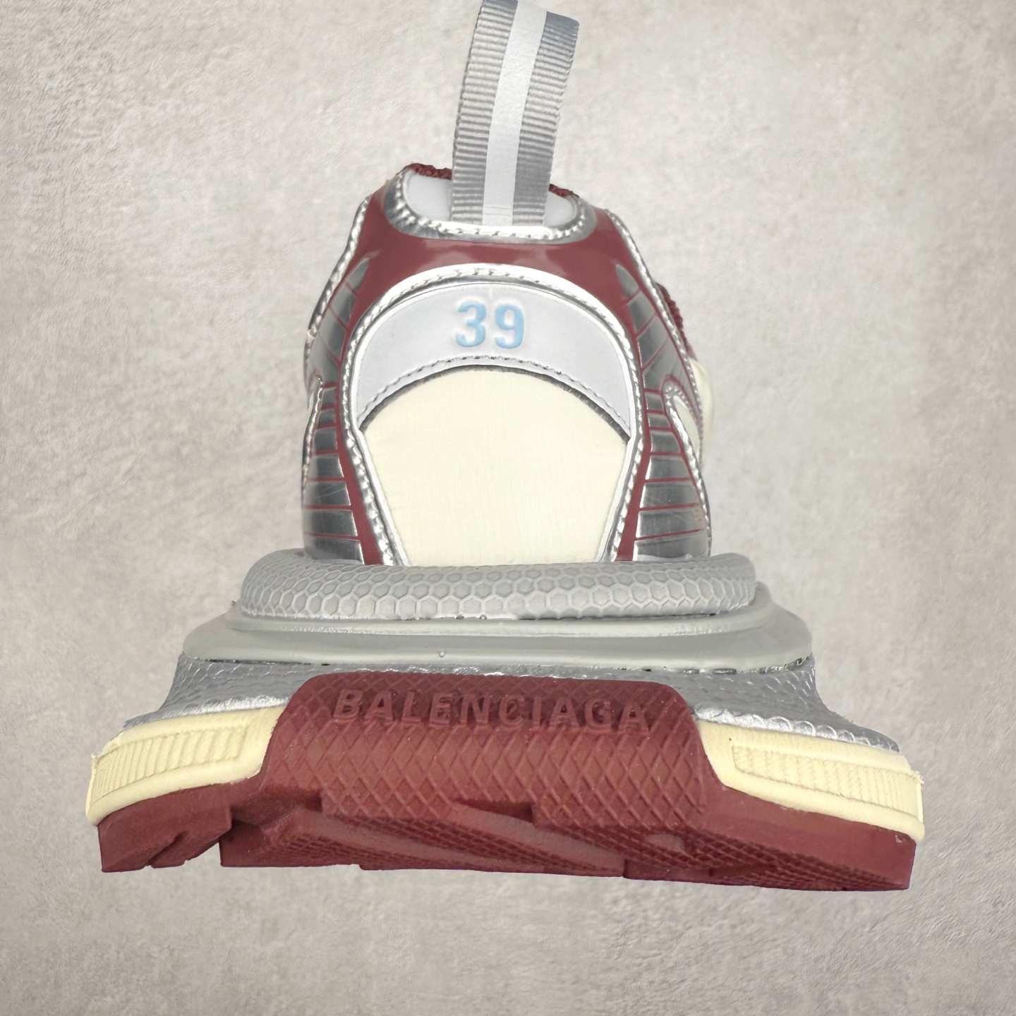 图片[8]-＃VG零售版 BALENCIAGA 3XL Sneakers 巴黎世家十代网布系带低帮走秀复古老爹鞋 全套原纸板楦头开发 最原汁原味的灵魂版型 全鞋荧光划线卡点 胶水把控整洁度追求极致完美 每一双都是工艺品 多重QC质检 超越公司货的品控标准 实实在在的免检产品 原盒原配 正确字体电绣 粗细、位置、大小正确 侧边TPU 透气孔匹配意产原版 正确分离大底 TPU软底 原版一致大底LOGO 立体感十足 原厂皮料水洗做旧 采购原厂网纱 不含皮革 网布材料和聚氨酯 磨损效果 鞋头边缘和后帮 Balenciaga 徽标 鞋面和后跟凸印尺码 鞋舌 3XL 橡胶品牌标识和反光细节 鞋帮拉袢和鞋舌拉祥 配反光细节 备用鞋带在鞋履前侧 可在穿着前取下 便于不同造型搭配 正常尺码 尺码：35 36 37 38 39 40 41 42 43 44 45 46-选品中心