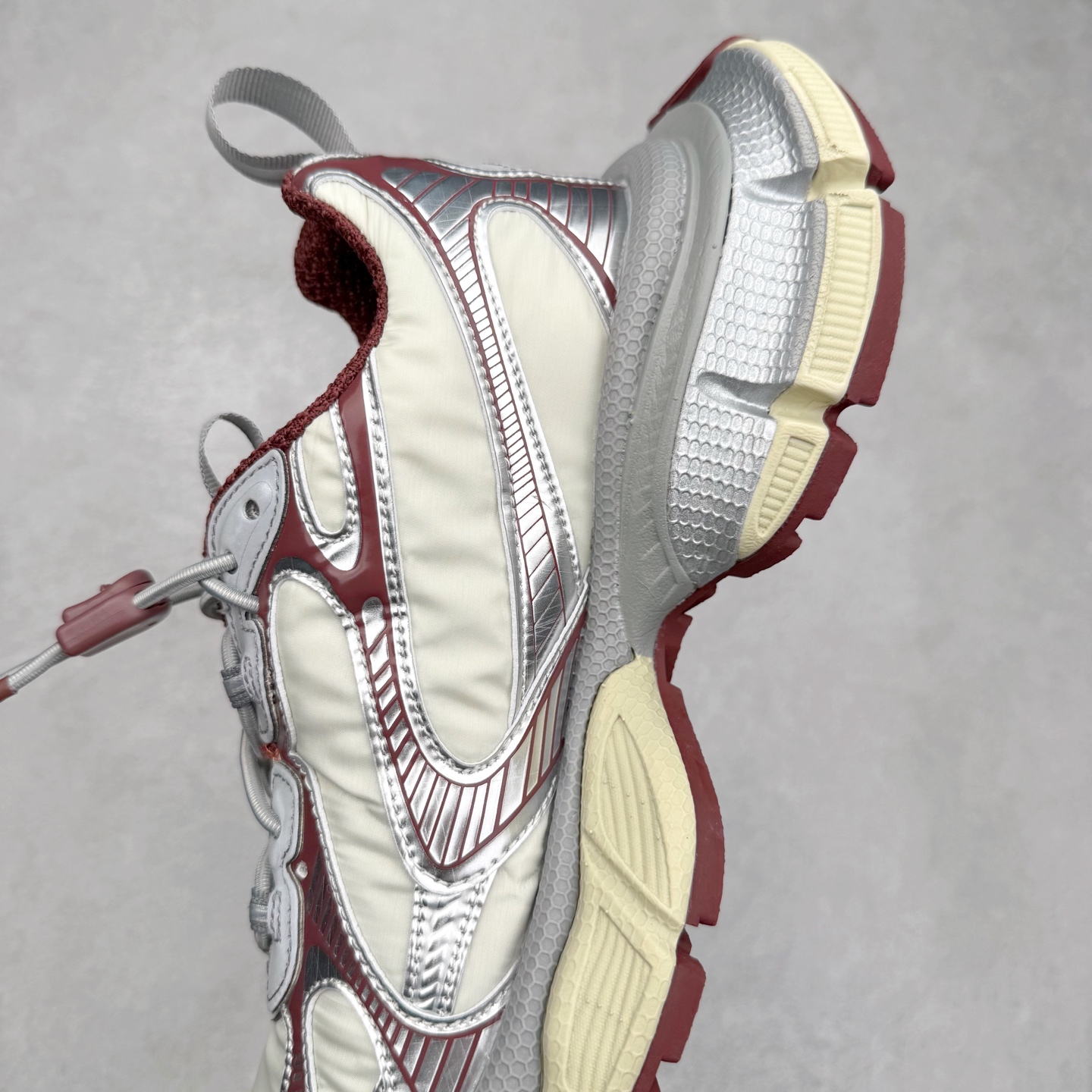 图片[7]-＃VG零售版 BALENCIAGA 3XL Sneakers 巴黎世家十代网布系带低帮走秀复古老爹鞋 全套原纸板楦头开发 最原汁原味的灵魂版型 全鞋荧光划线卡点 胶水把控整洁度追求极致完美 每一双都是工艺品 多重QC质检 超越公司货的品控标准 实实在在的免检产品 原盒原配 正确字体电绣 粗细、位置、大小正确 侧边TPU 透气孔匹配意产原版 正确分离大底 TPU软底 原版一致大底LOGO 立体感十足 原厂皮料水洗做旧 采购原厂网纱 不含皮革 网布材料和聚氨酯 磨损效果 鞋头边缘和后帮 Balenciaga 徽标 鞋面和后跟凸印尺码 鞋舌 3XL 橡胶品牌标识和反光细节 鞋帮拉袢和鞋舌拉祥 配反光细节 备用鞋带在鞋履前侧 可在穿着前取下 便于不同造型搭配 正常尺码 尺码：35 36 37 38 39 40 41 42 43 44 45 46-选品中心