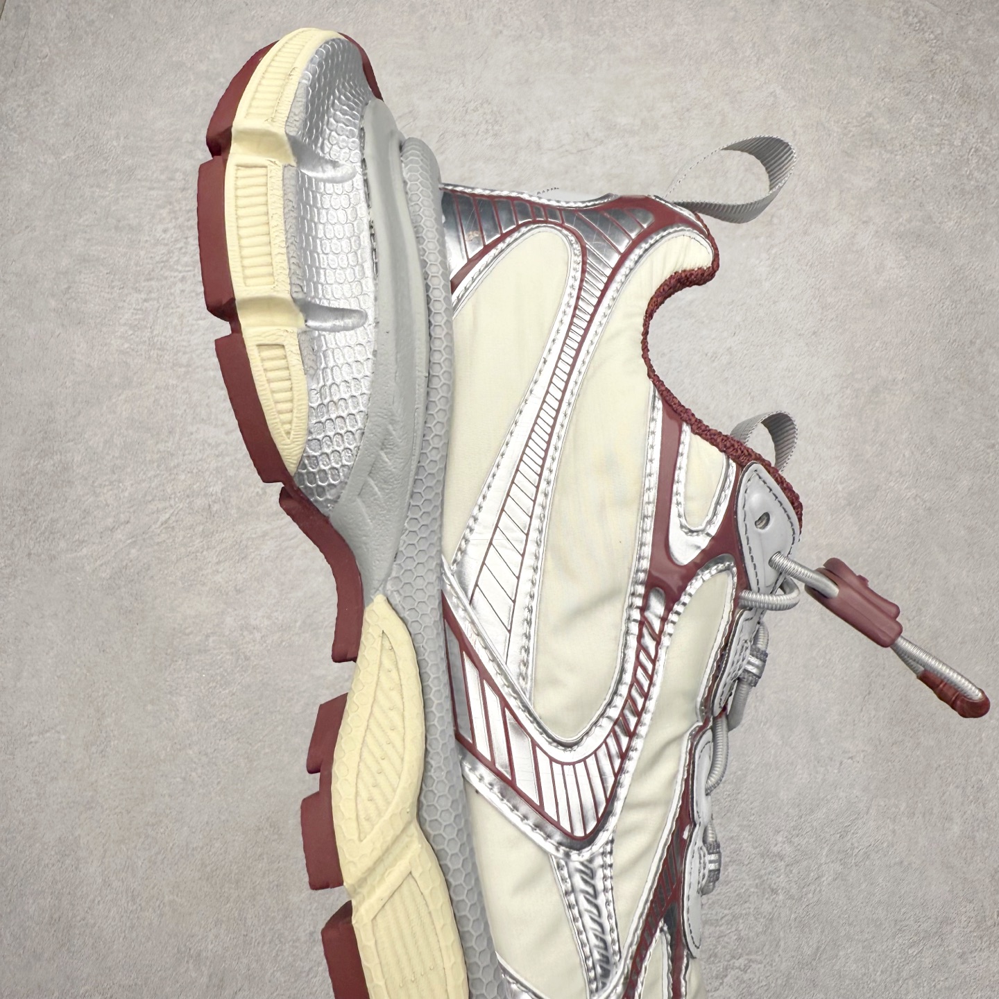 图片[6]-＃VG零售版 BALENCIAGA 3XL Sneakers 巴黎世家十代网布系带低帮走秀复古老爹鞋 全套原纸板楦头开发 最原汁原味的灵魂版型 全鞋荧光划线卡点 胶水把控整洁度追求极致完美 每一双都是工艺品 多重QC质检 超越公司货的品控标准 实实在在的免检产品 原盒原配 正确字体电绣 粗细、位置、大小正确 侧边TPU 透气孔匹配意产原版 正确分离大底 TPU软底 原版一致大底LOGO 立体感十足 原厂皮料水洗做旧 采购原厂网纱 不含皮革 网布材料和聚氨酯 磨损效果 鞋头边缘和后帮 Balenciaga 徽标 鞋面和后跟凸印尺码 鞋舌 3XL 橡胶品牌标识和反光细节 鞋帮拉袢和鞋舌拉祥 配反光细节 备用鞋带在鞋履前侧 可在穿着前取下 便于不同造型搭配 正常尺码 尺码：35 36 37 38 39 40 41 42 43 44 45 46-选品中心