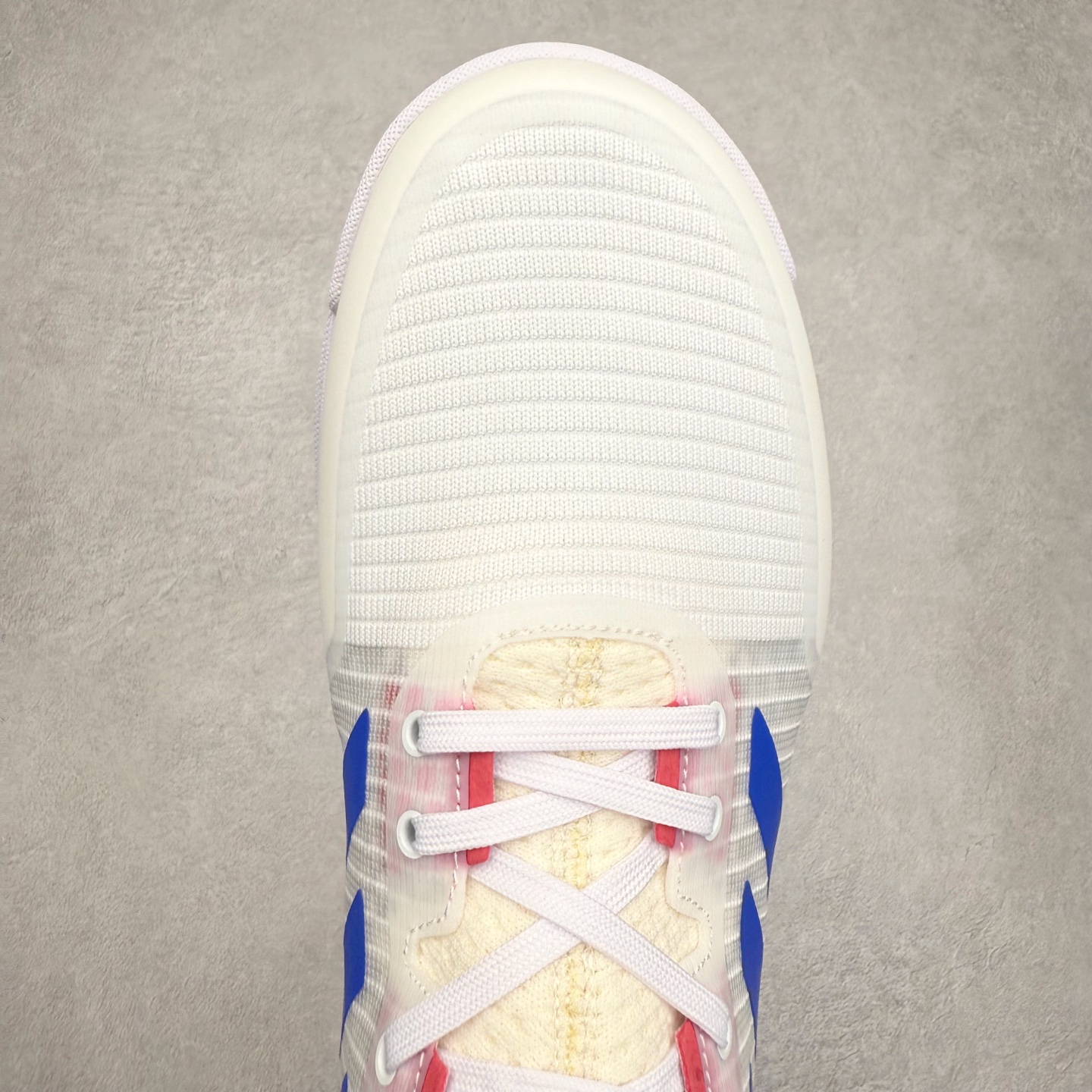 图片[4]-AD Crazyflight Mid 减震防滑中帮训练鞋 男女同款 GX1259 借助Crazyflight,您可以在球场上获得所需的支撑性贴合性，灵敏的缓冲性和透气舒适性。弹力网眼鞋面透气，可保持凉爽。TPU纱线中足护具可保持轻巧的感觉和透气性，同时提供横向稳定性。蕾丝封扣带来舒适款式。鞋跟中的绒面革衬里感觉舒适且光滑。BOOST技术可提供灵敏，缓冲的感觉，吸收震动并保持飞行。模压鞋垫可提供额外缓冲。耐用的橡胶外底可在所有方向提供牵引力和耐用性。实拍调校N版已经零色差零失真 百分百还原实物色彩所见即所得 不存在货不对板色差等低级问题 选购参考实物拍摄 不混卖不参货 只用心做好货严格选品 承诺混一赔十 尺码：36 36.5 37.5 38 38.5 39 40 40.5 41 42 42.5 43 44 44.5 45 46-选品中心