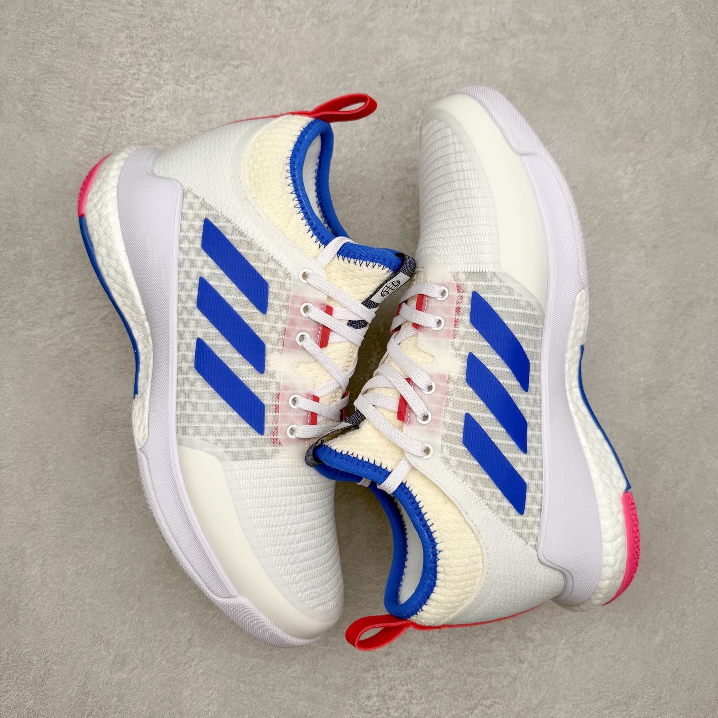 图片[3]-AD Crazyflight Mid 减震防滑中帮训练鞋 男女同款 GX1259 借助Crazyflight,您可以在球场上获得所需的支撑性贴合性，灵敏的缓冲性和透气舒适性。弹力网眼鞋面透气，可保持凉爽。TPU纱线中足护具可保持轻巧的感觉和透气性，同时提供横向稳定性。蕾丝封扣带来舒适款式。鞋跟中的绒面革衬里感觉舒适且光滑。BOOST技术可提供灵敏，缓冲的感觉，吸收震动并保持飞行。模压鞋垫可提供额外缓冲。耐用的橡胶外底可在所有方向提供牵引力和耐用性。实拍调校N版已经零色差零失真 百分百还原实物色彩所见即所得 不存在货不对板色差等低级问题 选购参考实物拍摄 不混卖不参货 只用心做好货严格选品 承诺混一赔十 尺码：36 36.5 37.5 38 38.5 39 40 40.5 41 42 42.5 43 44 44.5 45 46-选品中心