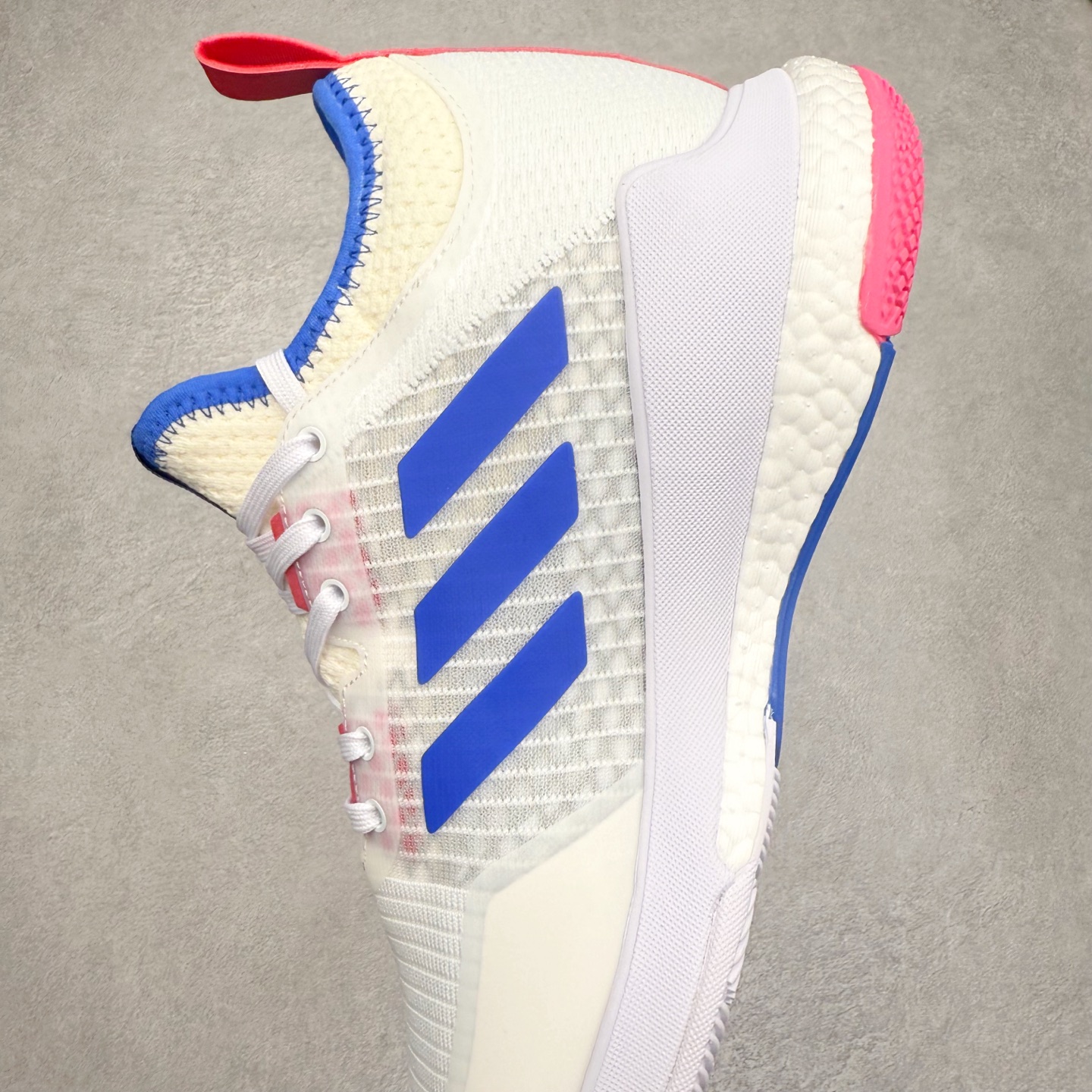 图片[7]-AD Crazyflight Mid 减震防滑中帮训练鞋 男女同款 GX1259 借助Crazyflight,您可以在球场上获得所需的支撑性贴合性，灵敏的缓冲性和透气舒适性。弹力网眼鞋面透气，可保持凉爽。TPU纱线中足护具可保持轻巧的感觉和透气性，同时提供横向稳定性。蕾丝封扣带来舒适款式。鞋跟中的绒面革衬里感觉舒适且光滑。BOOST技术可提供灵敏，缓冲的感觉，吸收震动并保持飞行。模压鞋垫可提供额外缓冲。耐用的橡胶外底可在所有方向提供牵引力和耐用性。实拍调校N版已经零色差零失真 百分百还原实物色彩所见即所得 不存在货不对板色差等低级问题 选购参考实物拍摄 不混卖不参货 只用心做好货严格选品 承诺混一赔十 尺码：36 36.5 37.5 38 38.5 39 40 40.5 41 42 42.5 43 44 44.5 45 46-选品中心