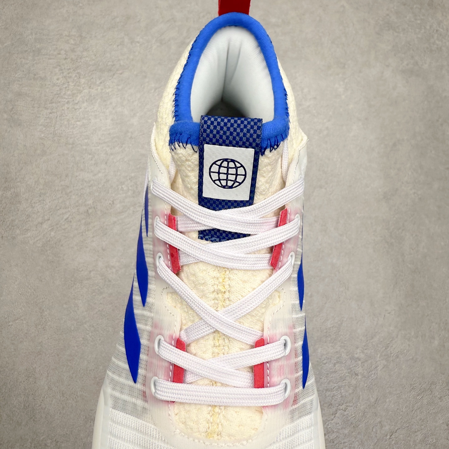 图片[5]-AD Crazyflight Mid 减震防滑中帮训练鞋 男女同款 GX1259 借助Crazyflight,您可以在球场上获得所需的支撑性贴合性，灵敏的缓冲性和透气舒适性。弹力网眼鞋面透气，可保持凉爽。TPU纱线中足护具可保持轻巧的感觉和透气性，同时提供横向稳定性。蕾丝封扣带来舒适款式。鞋跟中的绒面革衬里感觉舒适且光滑。BOOST技术可提供灵敏，缓冲的感觉，吸收震动并保持飞行。模压鞋垫可提供额外缓冲。耐用的橡胶外底可在所有方向提供牵引力和耐用性。实拍调校N版已经零色差零失真 百分百还原实物色彩所见即所得 不存在货不对板色差等低级问题 选购参考实物拍摄 不混卖不参货 只用心做好货严格选品 承诺混一赔十 尺码：36 36.5 37.5 38 38.5 39 40 40.5 41 42 42.5 43 44 44.5 45 46-选品中心