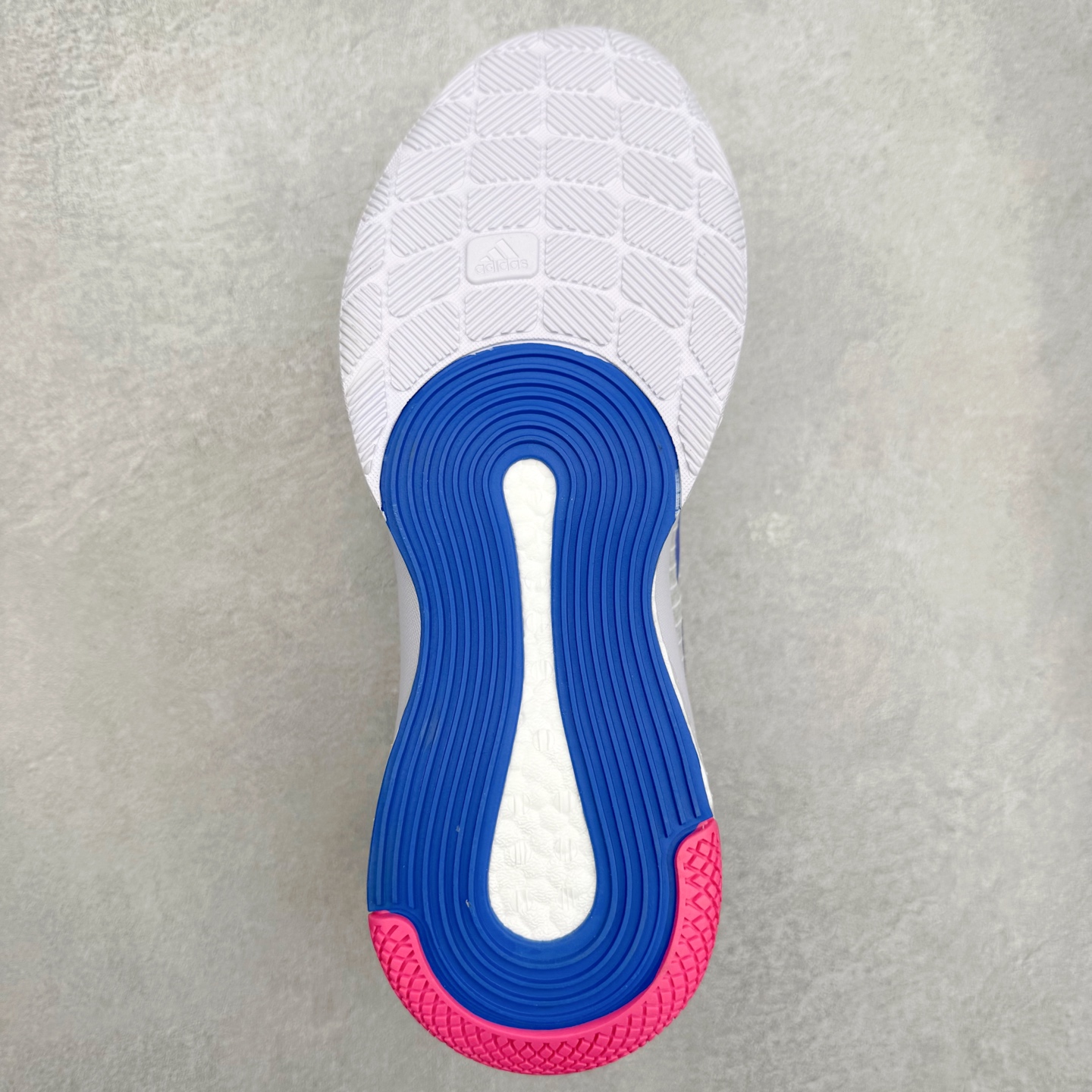 图片[9]-AD Crazyflight Mid 减震防滑中帮训练鞋 男女同款 GX1259 借助Crazyflight,您可以在球场上获得所需的支撑性贴合性，灵敏的缓冲性和透气舒适性。弹力网眼鞋面透气，可保持凉爽。TPU纱线中足护具可保持轻巧的感觉和透气性，同时提供横向稳定性。蕾丝封扣带来舒适款式。鞋跟中的绒面革衬里感觉舒适且光滑。BOOST技术可提供灵敏，缓冲的感觉，吸收震动并保持飞行。模压鞋垫可提供额外缓冲。耐用的橡胶外底可在所有方向提供牵引力和耐用性。实拍调校N版已经零色差零失真 百分百还原实物色彩所见即所得 不存在货不对板色差等低级问题 选购参考实物拍摄 不混卖不参货 只用心做好货严格选品 承诺混一赔十 尺码：36 36.5 37.5 38 38.5 39 40 40.5 41 42 42.5 43 44 44.5 45 46-选品中心