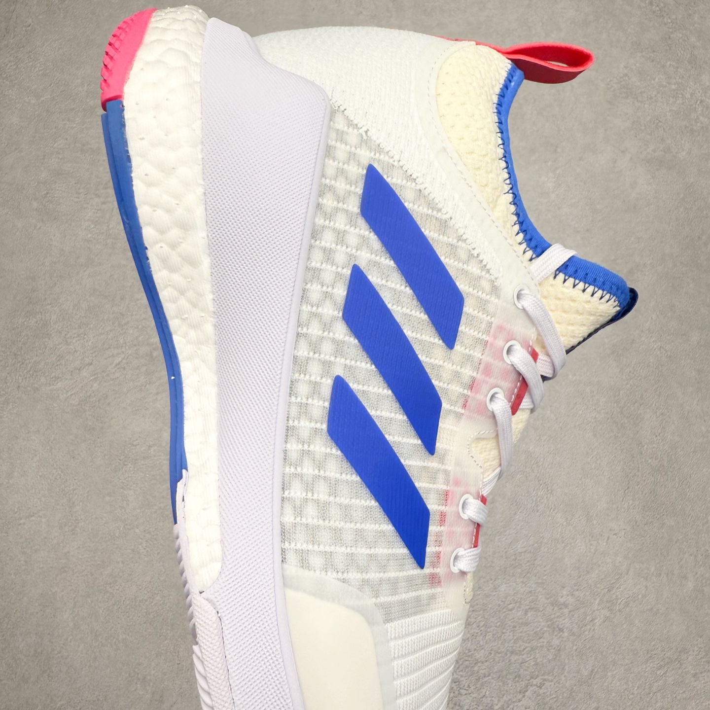 图片[6]-AD Crazyflight Mid 减震防滑中帮训练鞋 男女同款 GX1259 借助Crazyflight,您可以在球场上获得所需的支撑性贴合性，灵敏的缓冲性和透气舒适性。弹力网眼鞋面透气，可保持凉爽。TPU纱线中足护具可保持轻巧的感觉和透气性，同时提供横向稳定性。蕾丝封扣带来舒适款式。鞋跟中的绒面革衬里感觉舒适且光滑。BOOST技术可提供灵敏，缓冲的感觉，吸收震动并保持飞行。模压鞋垫可提供额外缓冲。耐用的橡胶外底可在所有方向提供牵引力和耐用性。实拍调校N版已经零色差零失真 百分百还原实物色彩所见即所得 不存在货不对板色差等低级问题 选购参考实物拍摄 不混卖不参货 只用心做好货严格选品 承诺混一赔十 尺码：36 36.5 37.5 38 38.5 39 40 40.5 41 42 42.5 43 44 44.5 45 46-选品中心