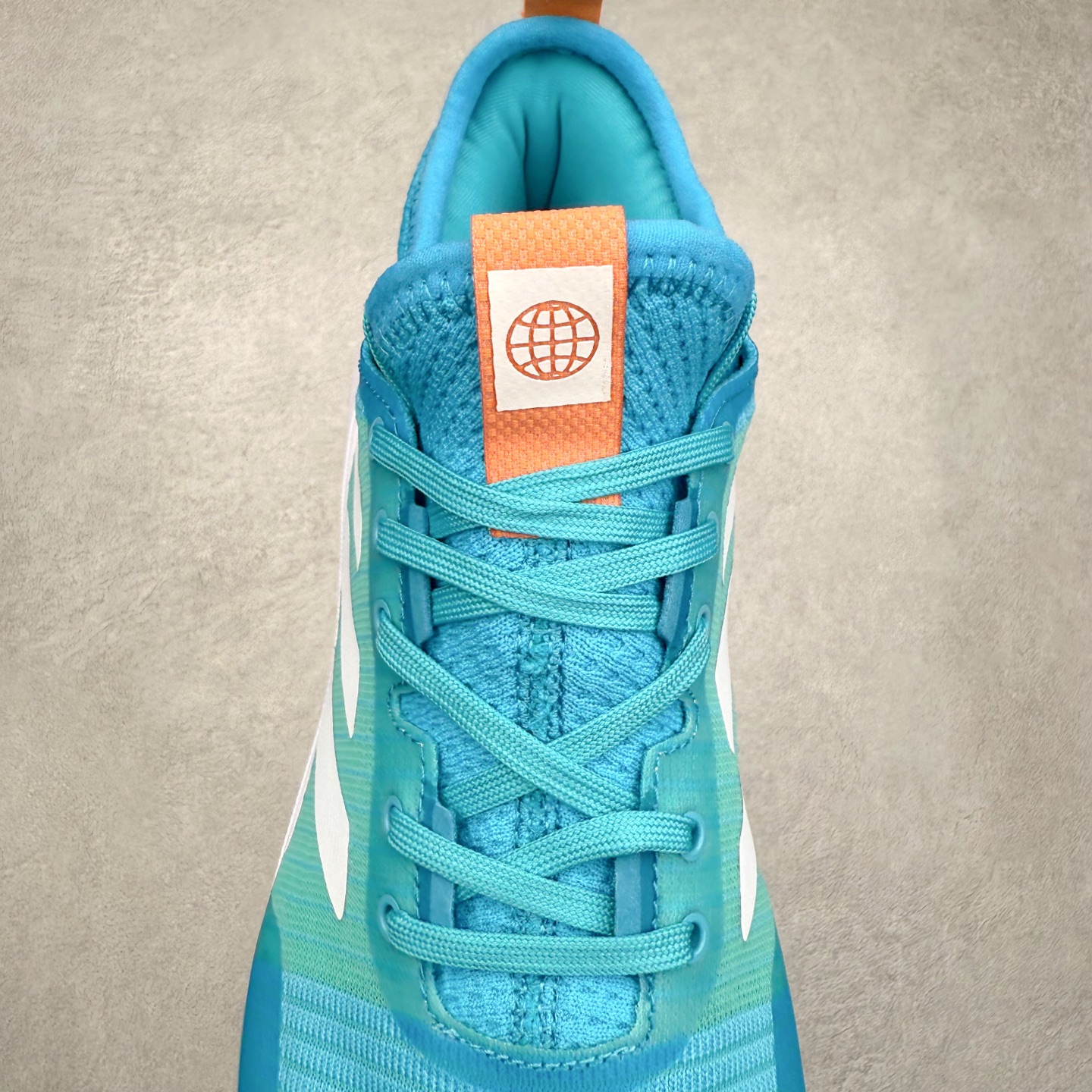 图片[5]-AD Crazyflight Mid 减震防滑中帮训练鞋 男女同款 BB6892 借助Crazyflight,您可以在球场上获得所需的支撑性贴合性，灵敏的缓冲性和透气舒适性。弹力网眼鞋面透气，可保持凉爽。TPU纱线中足护具可保持轻巧的感觉和透气性，同时提供横向稳定性。蕾丝封扣带来舒适款式。鞋跟中的绒面革衬里感觉舒适且光滑。BOOST技术可提供灵敏，缓冲的感觉，吸收震动并保持飞行。模压鞋垫可提供额外缓冲。耐用的橡胶外底可在所有方向提供牵引力和耐用性。实拍调校N版已经零色差零失真 百分百还原实物色彩所见即所得 不存在货不对板色差等低级问题 选购参考实物拍摄 不混卖不参货 只用心做好货严格选品 承诺混一赔十 尺码：36 36.5 37.5 38 38.5 39 40 40.5 41 42 42.5 43 44 44.5 45 46-选品中心