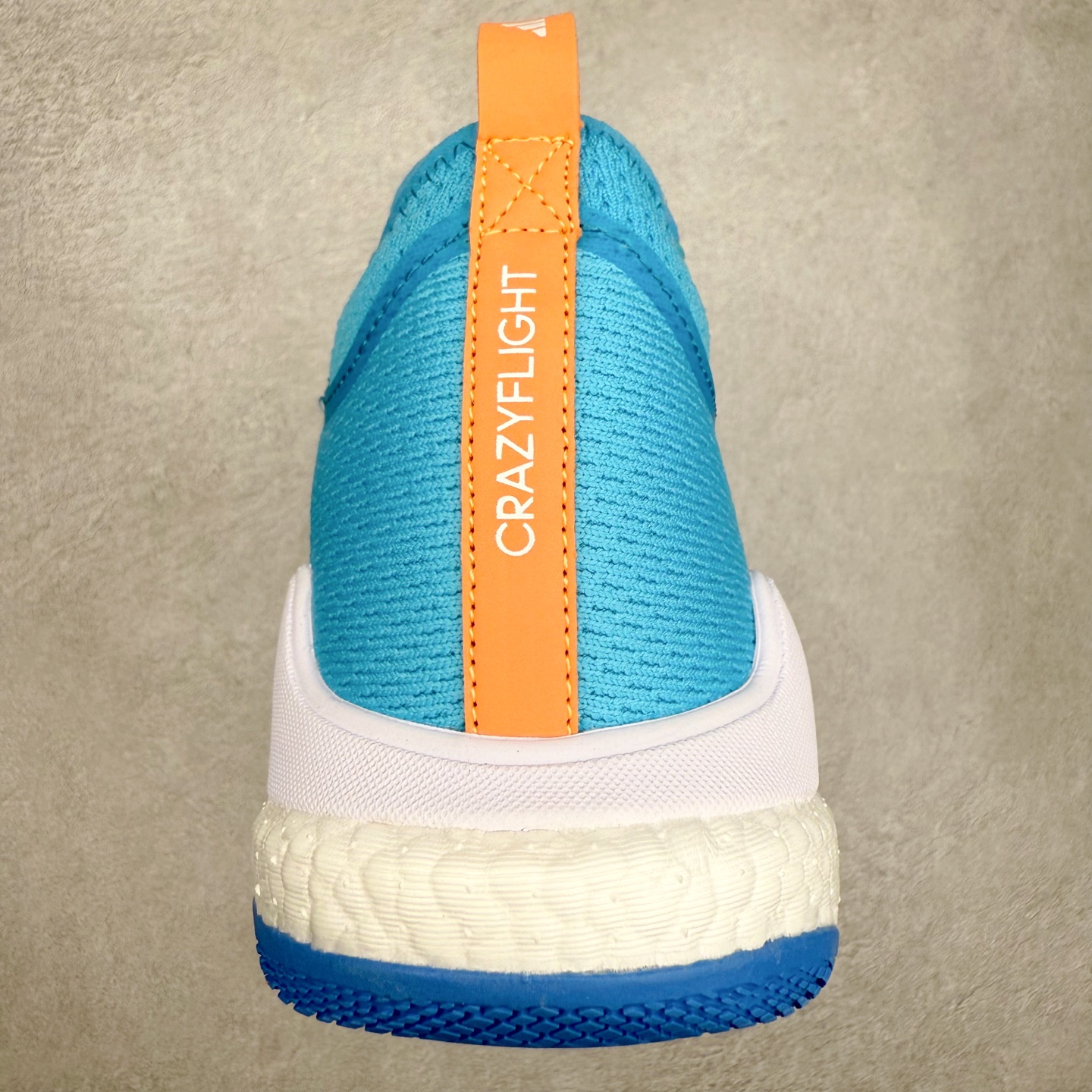 图片[8]-AD Crazyflight Mid 减震防滑中帮训练鞋 男女同款 BB6892 借助Crazyflight,您可以在球场上获得所需的支撑性贴合性，灵敏的缓冲性和透气舒适性。弹力网眼鞋面透气，可保持凉爽。TPU纱线中足护具可保持轻巧的感觉和透气性，同时提供横向稳定性。蕾丝封扣带来舒适款式。鞋跟中的绒面革衬里感觉舒适且光滑。BOOST技术可提供灵敏，缓冲的感觉，吸收震动并保持飞行。模压鞋垫可提供额外缓冲。耐用的橡胶外底可在所有方向提供牵引力和耐用性。实拍调校N版已经零色差零失真 百分百还原实物色彩所见即所得 不存在货不对板色差等低级问题 选购参考实物拍摄 不混卖不参货 只用心做好货严格选品 承诺混一赔十 尺码：36 36.5 37.5 38 38.5 39 40 40.5 41 42 42.5 43 44 44.5 45 46-选品中心