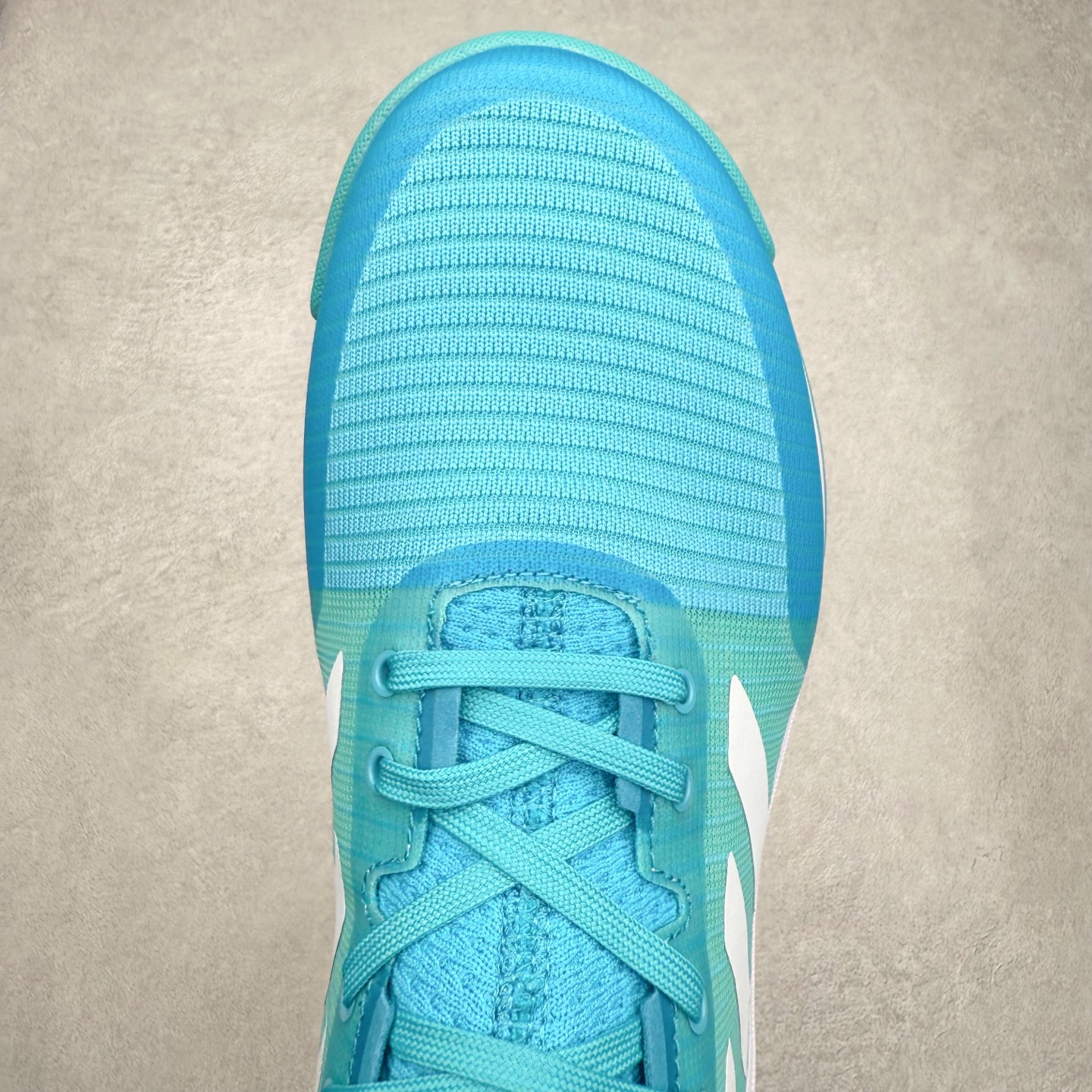 图片[4]-AD Crazyflight Mid 减震防滑中帮训练鞋 男女同款 BB6892 借助Crazyflight,您可以在球场上获得所需的支撑性贴合性，灵敏的缓冲性和透气舒适性。弹力网眼鞋面透气，可保持凉爽。TPU纱线中足护具可保持轻巧的感觉和透气性，同时提供横向稳定性。蕾丝封扣带来舒适款式。鞋跟中的绒面革衬里感觉舒适且光滑。BOOST技术可提供灵敏，缓冲的感觉，吸收震动并保持飞行。模压鞋垫可提供额外缓冲。耐用的橡胶外底可在所有方向提供牵引力和耐用性。实拍调校N版已经零色差零失真 百分百还原实物色彩所见即所得 不存在货不对板色差等低级问题 选购参考实物拍摄 不混卖不参货 只用心做好货严格选品 承诺混一赔十 尺码：36 36.5 37.5 38 38.5 39 40 40.5 41 42 42.5 43 44 44.5 45 46-选品中心