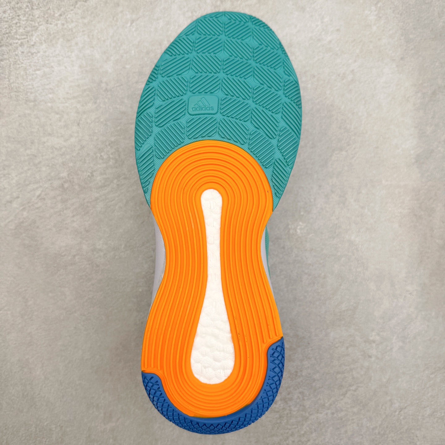 图片[9]-AD Crazyflight Mid 减震防滑中帮训练鞋 男女同款 BB6892 借助Crazyflight,您可以在球场上获得所需的支撑性贴合性，灵敏的缓冲性和透气舒适性。弹力网眼鞋面透气，可保持凉爽。TPU纱线中足护具可保持轻巧的感觉和透气性，同时提供横向稳定性。蕾丝封扣带来舒适款式。鞋跟中的绒面革衬里感觉舒适且光滑。BOOST技术可提供灵敏，缓冲的感觉，吸收震动并保持飞行。模压鞋垫可提供额外缓冲。耐用的橡胶外底可在所有方向提供牵引力和耐用性。实拍调校N版已经零色差零失真 百分百还原实物色彩所见即所得 不存在货不对板色差等低级问题 选购参考实物拍摄 不混卖不参货 只用心做好货严格选品 承诺混一赔十 尺码：36 36.5 37.5 38 38.5 39 40 40.5 41 42 42.5 43 44 44.5 45 46-选品中心