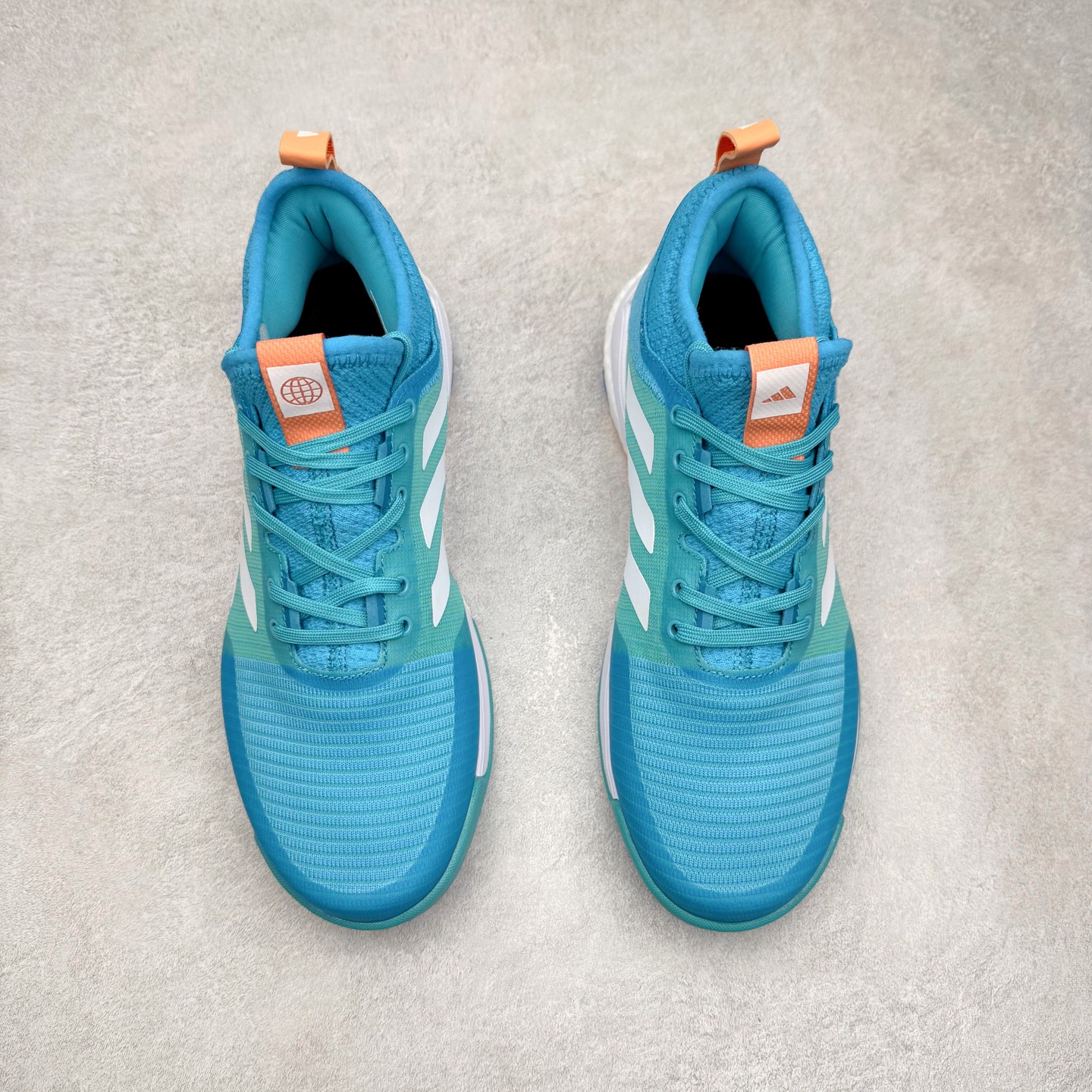 图片[2]-AD Crazyflight Mid 减震防滑中帮训练鞋 男女同款 BB6892 借助Crazyflight,您可以在球场上获得所需的支撑性贴合性，灵敏的缓冲性和透气舒适性。弹力网眼鞋面透气，可保持凉爽。TPU纱线中足护具可保持轻巧的感觉和透气性，同时提供横向稳定性。蕾丝封扣带来舒适款式。鞋跟中的绒面革衬里感觉舒适且光滑。BOOST技术可提供灵敏，缓冲的感觉，吸收震动并保持飞行。模压鞋垫可提供额外缓冲。耐用的橡胶外底可在所有方向提供牵引力和耐用性。实拍调校N版已经零色差零失真 百分百还原实物色彩所见即所得 不存在货不对板色差等低级问题 选购参考实物拍摄 不混卖不参货 只用心做好货严格选品 承诺混一赔十 尺码：36 36.5 37.5 38 38.5 39 40 40.5 41 42 42.5 43 44 44.5 45 46-选品中心