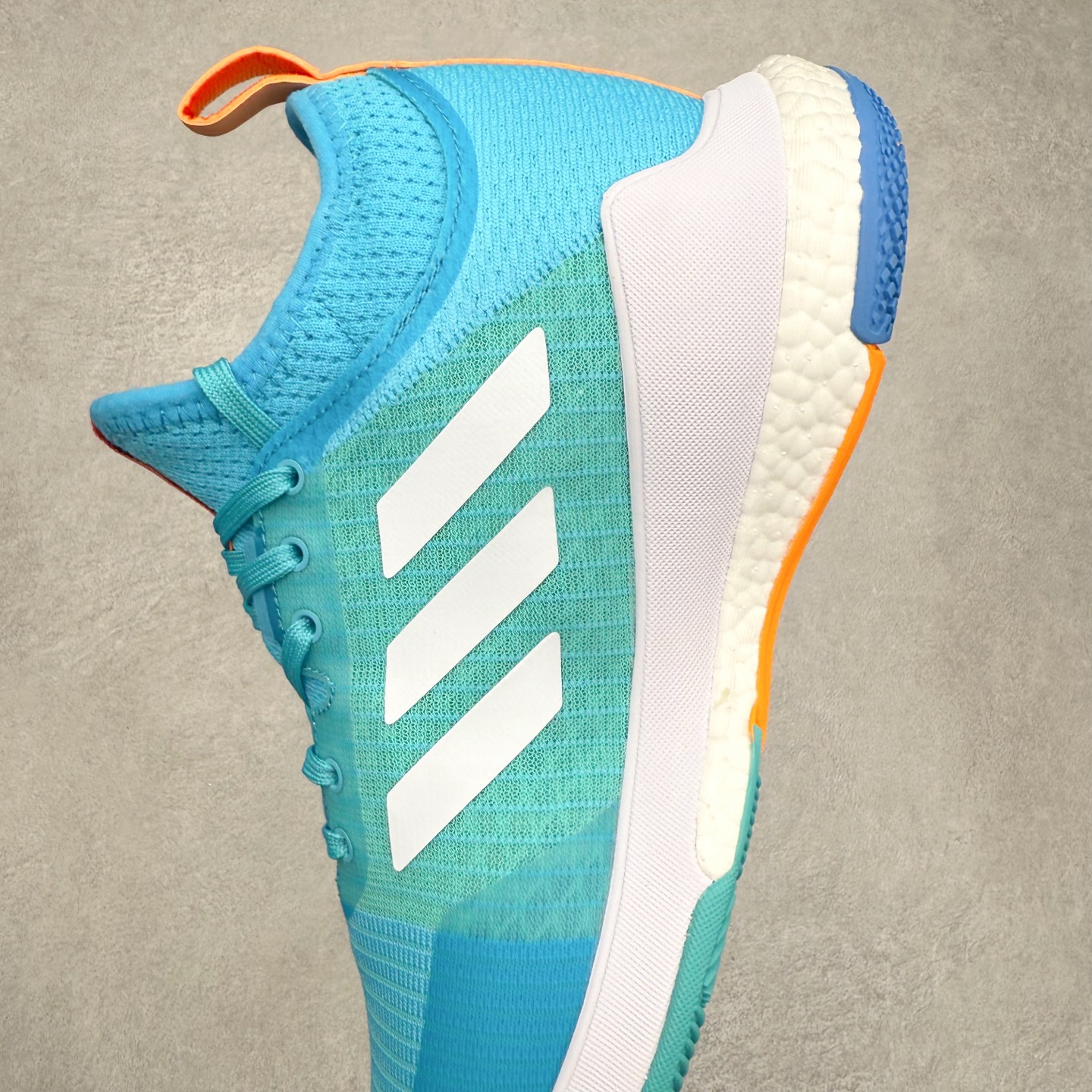 图片[7]-AD Crazyflight Mid 减震防滑中帮训练鞋 男女同款 BB6892 借助Crazyflight,您可以在球场上获得所需的支撑性贴合性，灵敏的缓冲性和透气舒适性。弹力网眼鞋面透气，可保持凉爽。TPU纱线中足护具可保持轻巧的感觉和透气性，同时提供横向稳定性。蕾丝封扣带来舒适款式。鞋跟中的绒面革衬里感觉舒适且光滑。BOOST技术可提供灵敏，缓冲的感觉，吸收震动并保持飞行。模压鞋垫可提供额外缓冲。耐用的橡胶外底可在所有方向提供牵引力和耐用性。实拍调校N版已经零色差零失真 百分百还原实物色彩所见即所得 不存在货不对板色差等低级问题 选购参考实物拍摄 不混卖不参货 只用心做好货严格选品 承诺混一赔十 尺码：36 36.5 37.5 38 38.5 39 40 40.5 41 42 42.5 43 44 44.5 45 46-选品中心