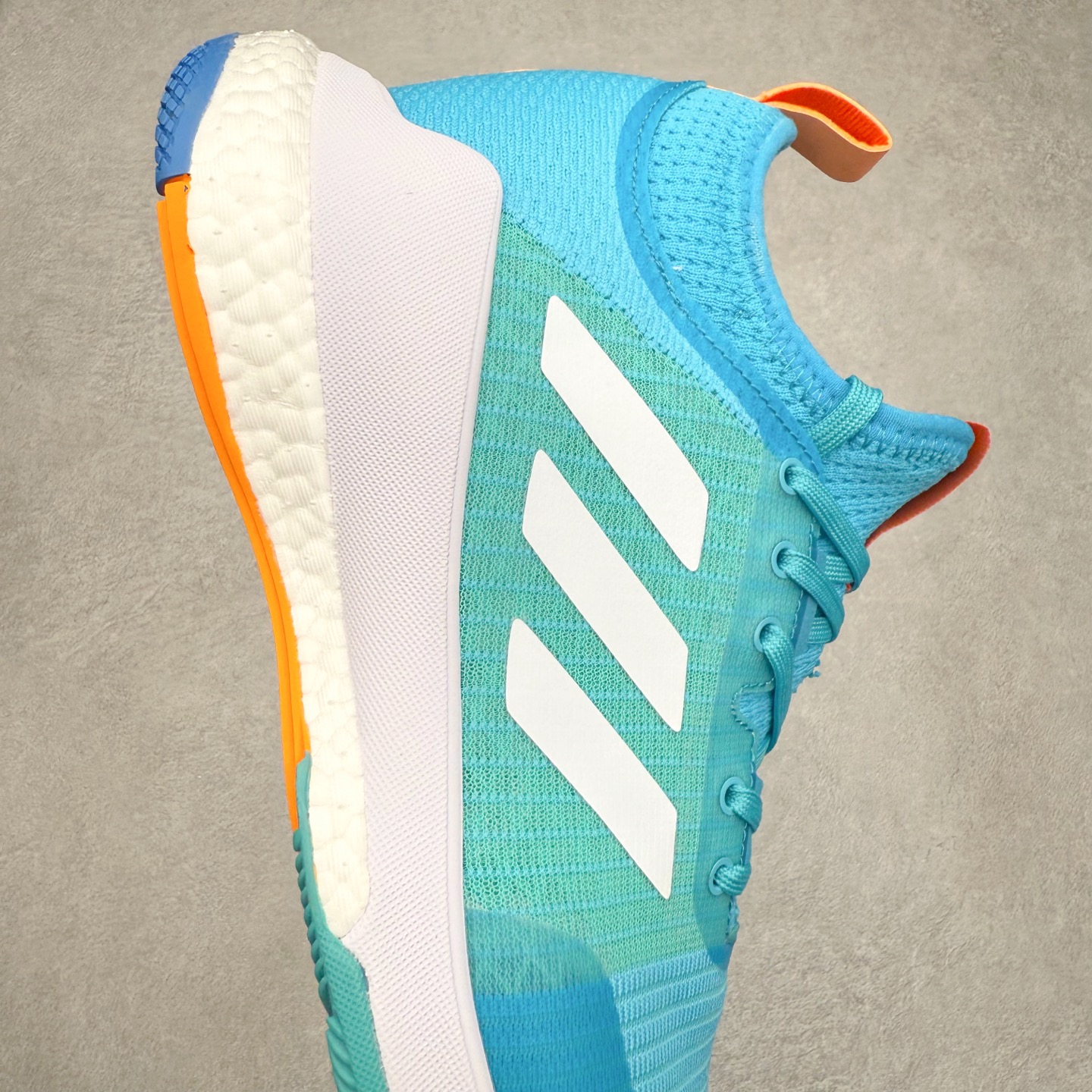 图片[6]-AD Crazyflight Mid 减震防滑中帮训练鞋 男女同款 BB6892 借助Crazyflight,您可以在球场上获得所需的支撑性贴合性，灵敏的缓冲性和透气舒适性。弹力网眼鞋面透气，可保持凉爽。TPU纱线中足护具可保持轻巧的感觉和透气性，同时提供横向稳定性。蕾丝封扣带来舒适款式。鞋跟中的绒面革衬里感觉舒适且光滑。BOOST技术可提供灵敏，缓冲的感觉，吸收震动并保持飞行。模压鞋垫可提供额外缓冲。耐用的橡胶外底可在所有方向提供牵引力和耐用性。实拍调校N版已经零色差零失真 百分百还原实物色彩所见即所得 不存在货不对板色差等低级问题 选购参考实物拍摄 不混卖不参货 只用心做好货严格选品 承诺混一赔十 尺码：36 36.5 37.5 38 38.5 39 40 40.5 41 42 42.5 43 44 44.5 45 46-选品中心