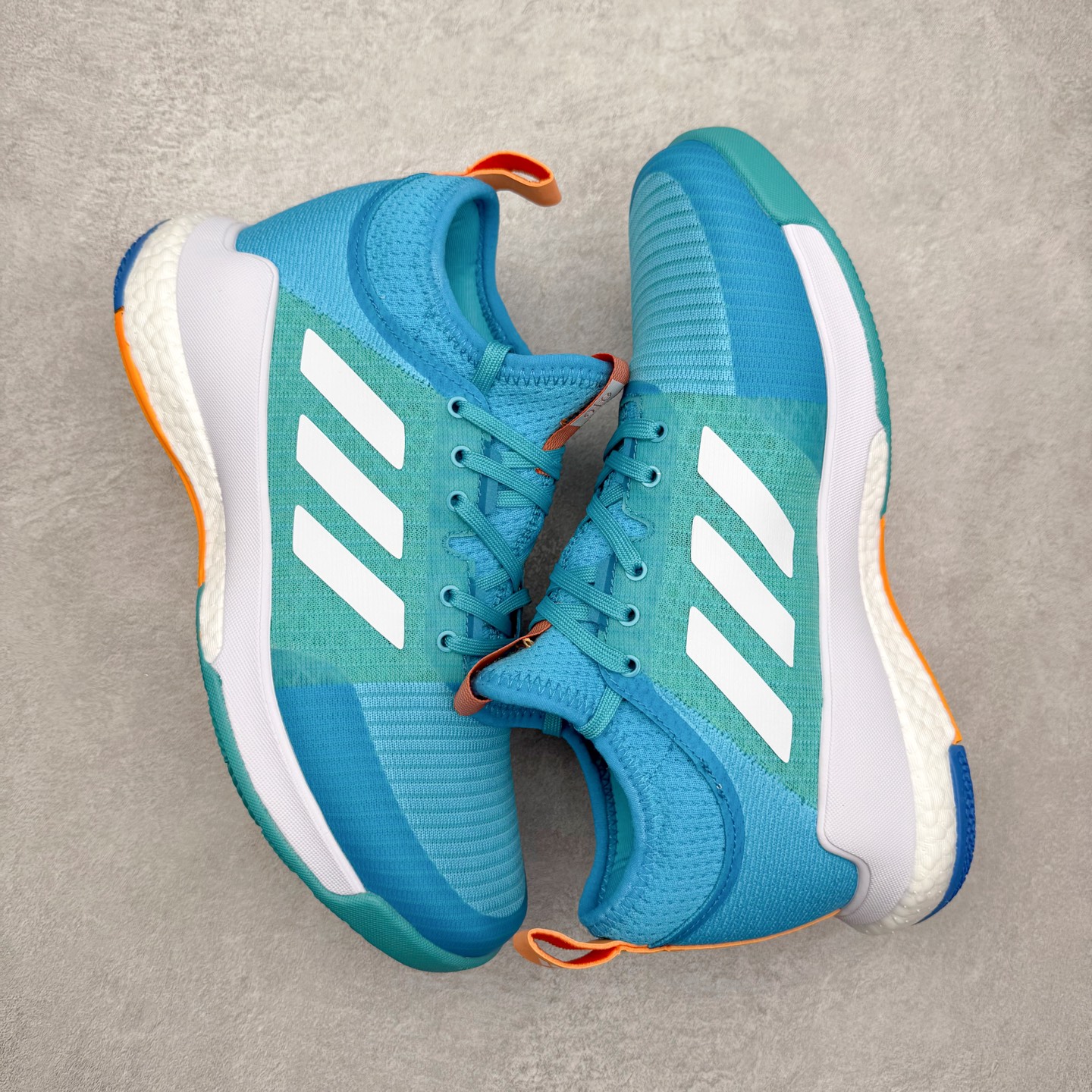 图片[3]-AD Crazyflight Mid 减震防滑中帮训练鞋 男女同款 BB6892 借助Crazyflight,您可以在球场上获得所需的支撑性贴合性，灵敏的缓冲性和透气舒适性。弹力网眼鞋面透气，可保持凉爽。TPU纱线中足护具可保持轻巧的感觉和透气性，同时提供横向稳定性。蕾丝封扣带来舒适款式。鞋跟中的绒面革衬里感觉舒适且光滑。BOOST技术可提供灵敏，缓冲的感觉，吸收震动并保持飞行。模压鞋垫可提供额外缓冲。耐用的橡胶外底可在所有方向提供牵引力和耐用性。实拍调校N版已经零色差零失真 百分百还原实物色彩所见即所得 不存在货不对板色差等低级问题 选购参考实物拍摄 不混卖不参货 只用心做好货严格选品 承诺混一赔十 尺码：36 36.5 37.5 38 38.5 39 40 40.5 41 42 42.5 43 44 44.5 45 46-选品中心