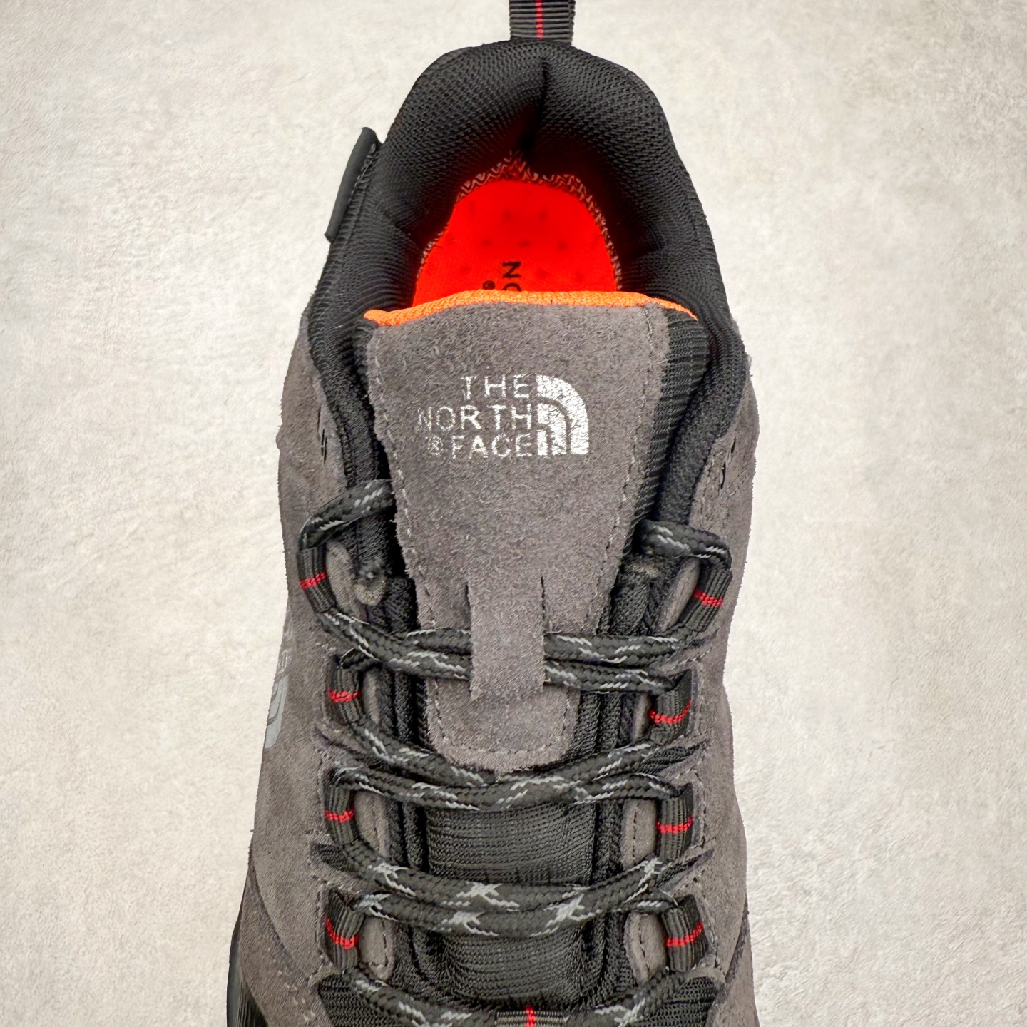 图片[5]-The North Face 北面乐斯菲斯户外运动休闲登山鞋越野徒步鞋 广东大厂品质 面料采用进口磨砂牛皮 鞋底采用Vibram黄金大底 专门为鞋底设计的橡胶以出色的耐磨性 良好的防滑性或得不少户外运动爱好者的喜欢 专业户外登山品牌（北面）The North Face自1966年创立，由两位热爱登山徒步的年轻登山者于美西旧金山开创，不断透过研发与创新，并且将最先进的技术结合在服装与鞋款设计，生产多种外型帅气且专业能力非常强的户外运动装备而备受欢迎。尺码：39-45（运动鞋码）-选品中心