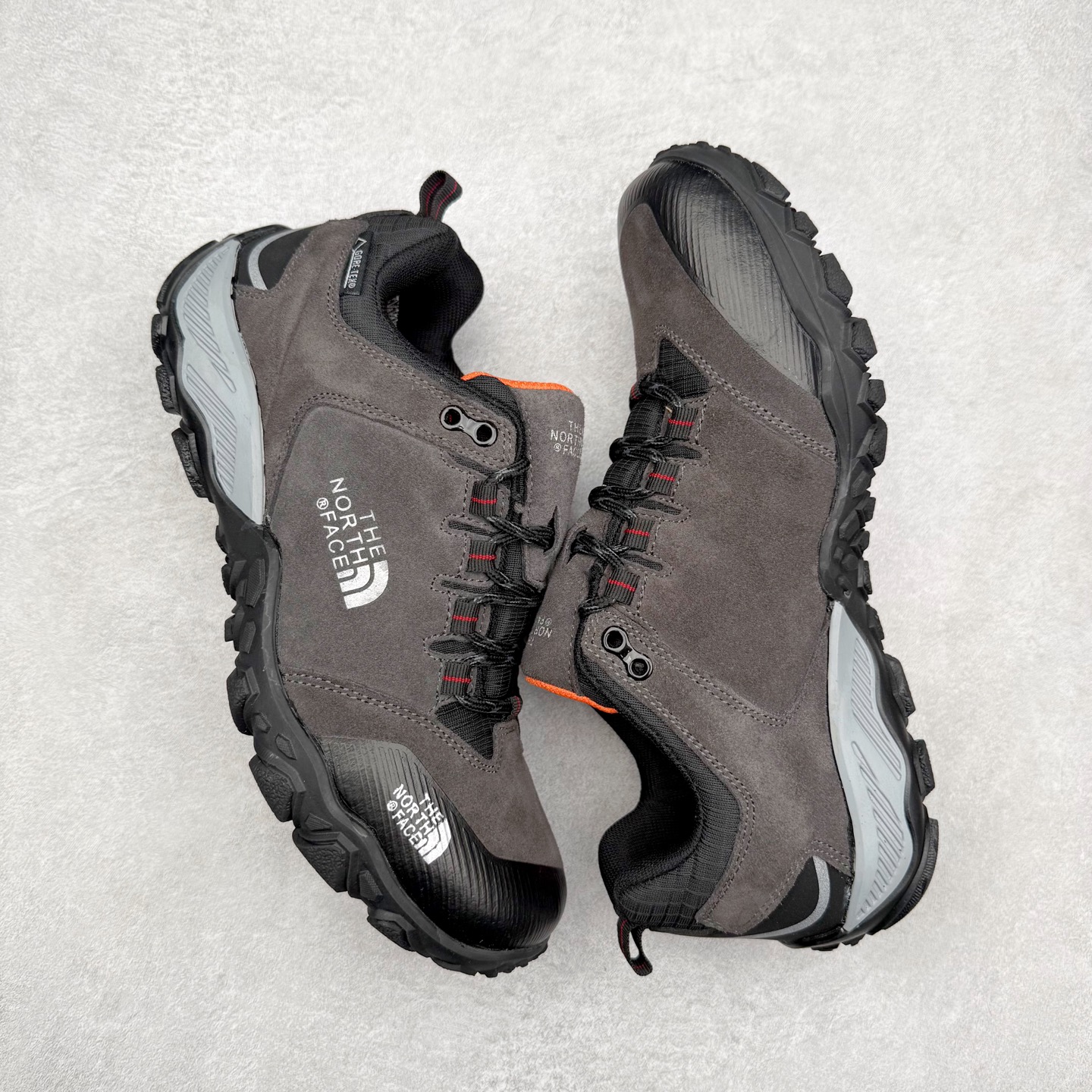 图片[3]-The North Face 北面乐斯菲斯户外运动休闲登山鞋越野徒步鞋 广东大厂品质 面料采用进口磨砂牛皮 鞋底采用Vibram黄金大底 专门为鞋底设计的橡胶以出色的耐磨性 良好的防滑性或得不少户外运动爱好者的喜欢 专业户外登山品牌（北面）The North Face自1966年创立，由两位热爱登山徒步的年轻登山者于美西旧金山开创，不断透过研发与创新，并且将最先进的技术结合在服装与鞋款设计，生产多种外型帅气且专业能力非常强的户外运动装备而备受欢迎。尺码：39-45（运动鞋码）-选品中心