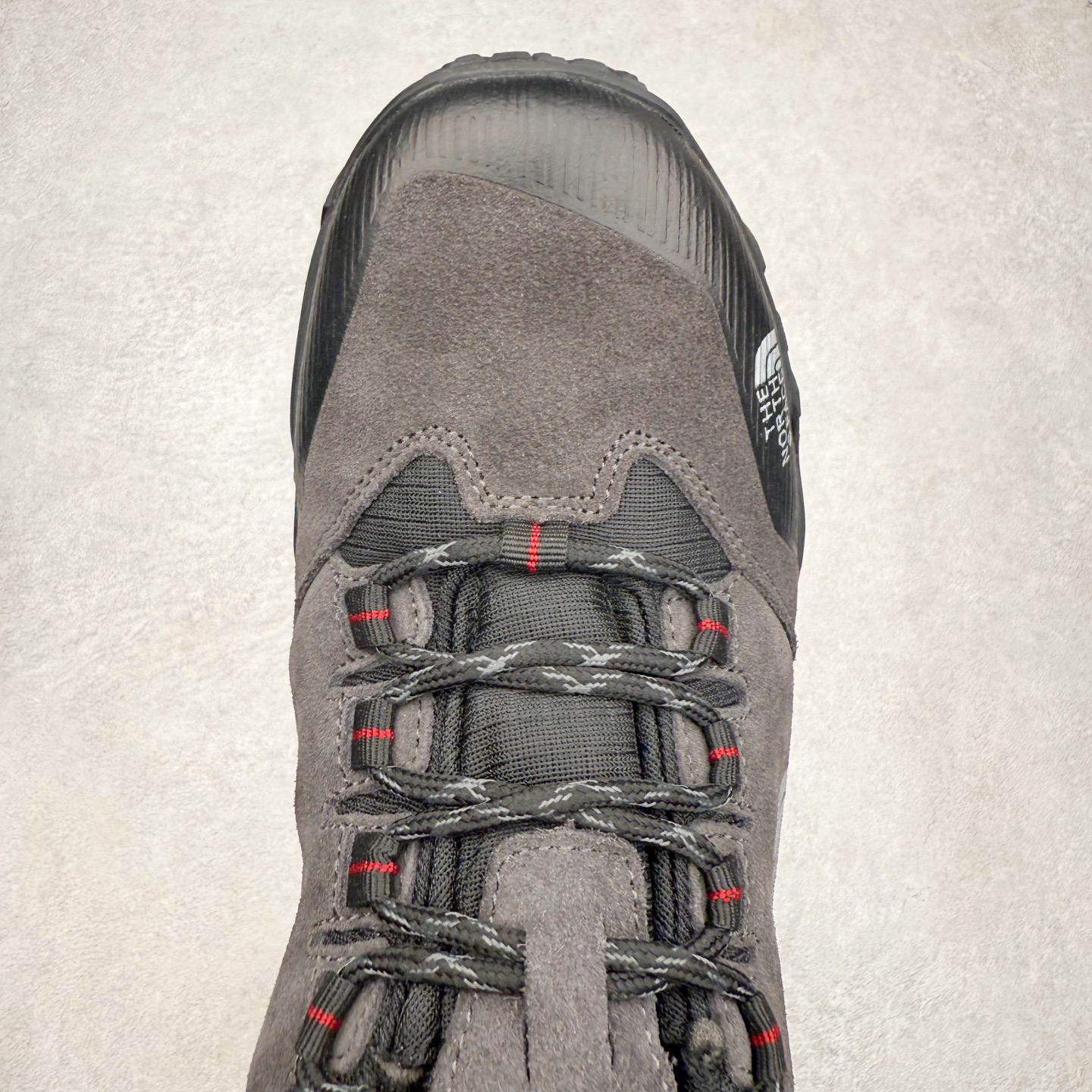 图片[4]-The North Face 北面乐斯菲斯户外运动休闲登山鞋越野徒步鞋 广东大厂品质 面料采用进口磨砂牛皮 鞋底采用Vibram黄金大底 专门为鞋底设计的橡胶以出色的耐磨性 良好的防滑性或得不少户外运动爱好者的喜欢 专业户外登山品牌（北面）The North Face自1966年创立，由两位热爱登山徒步的年轻登山者于美西旧金山开创，不断透过研发与创新，并且将最先进的技术结合在服装与鞋款设计，生产多种外型帅气且专业能力非常强的户外运动装备而备受欢迎。尺码：39-45（运动鞋码）-选品中心