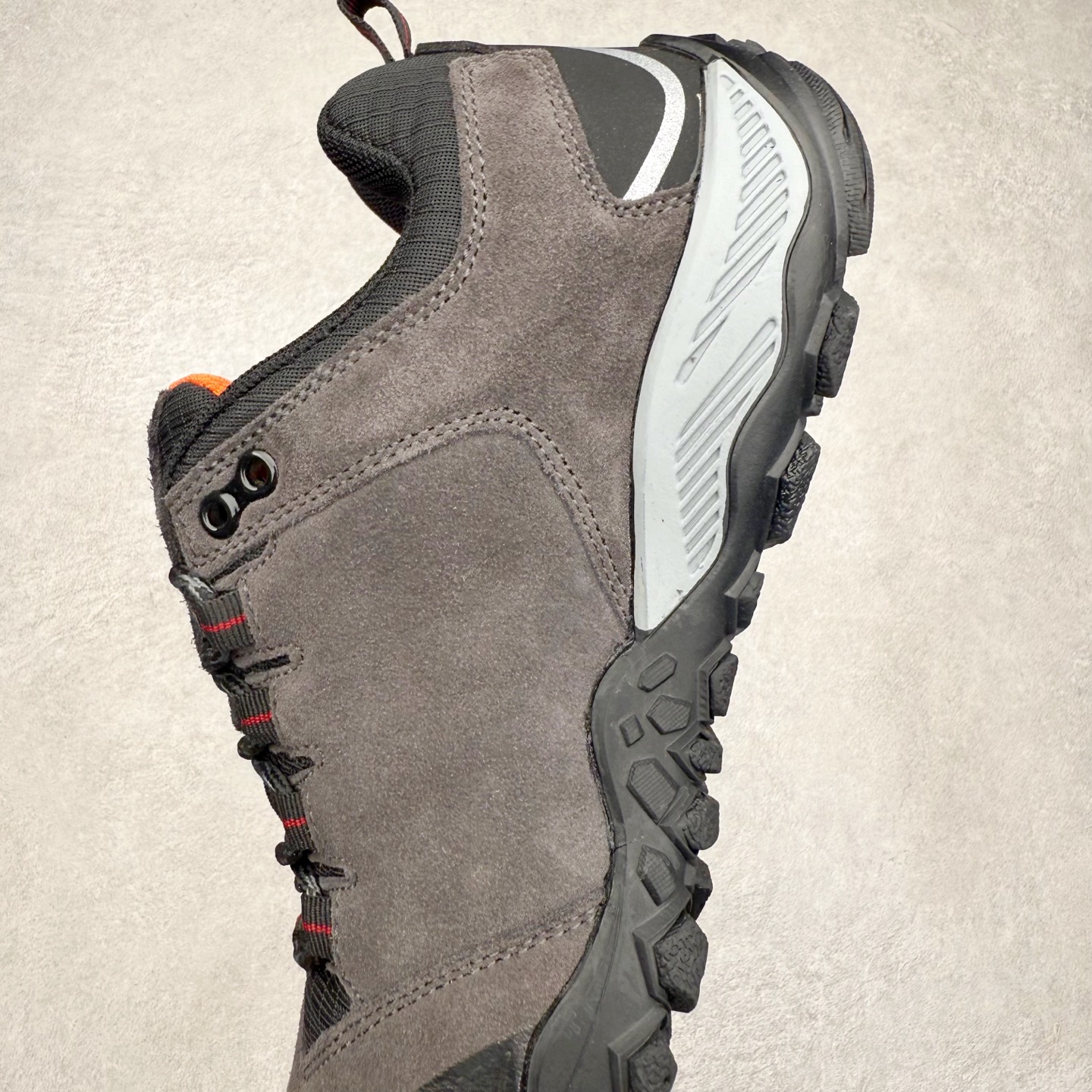 图片[7]-The North Face 北面乐斯菲斯户外运动休闲登山鞋越野徒步鞋 广东大厂品质 面料采用进口磨砂牛皮 鞋底采用Vibram黄金大底 专门为鞋底设计的橡胶以出色的耐磨性 良好的防滑性或得不少户外运动爱好者的喜欢 专业户外登山品牌（北面）The North Face自1966年创立，由两位热爱登山徒步的年轻登山者于美西旧金山开创，不断透过研发与创新，并且将最先进的技术结合在服装与鞋款设计，生产多种外型帅气且专业能力非常强的户外运动装备而备受欢迎。尺码：39-45（运动鞋码）-选品中心