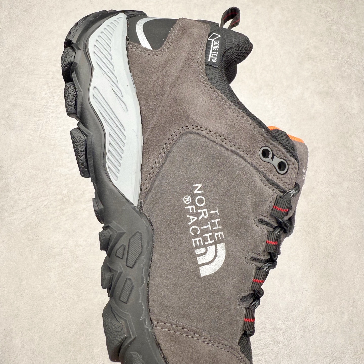 图片[6]-The North Face 北面乐斯菲斯户外运动休闲登山鞋越野徒步鞋 广东大厂品质 面料采用进口磨砂牛皮 鞋底采用Vibram黄金大底 专门为鞋底设计的橡胶以出色的耐磨性 良好的防滑性或得不少户外运动爱好者的喜欢 专业户外登山品牌（北面）The North Face自1966年创立，由两位热爱登山徒步的年轻登山者于美西旧金山开创，不断透过研发与创新，并且将最先进的技术结合在服装与鞋款设计，生产多种外型帅气且专业能力非常强的户外运动装备而备受欢迎。尺码：39-45（运动鞋码）-选品中心