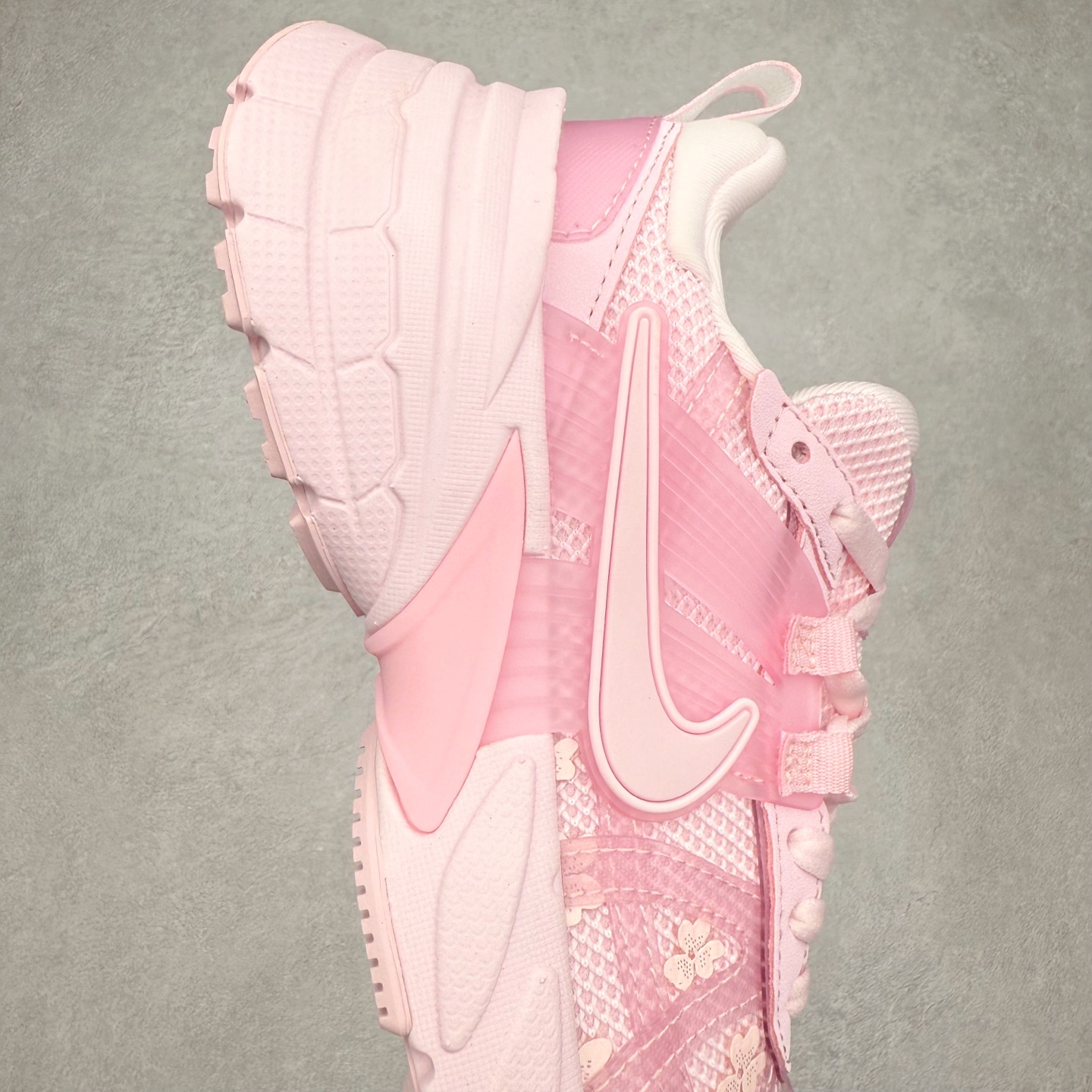 图片[6]-NK V2K Runtekk 减震防滑低帮 复古老爹鞋跑步鞋 HJ5269-600 鞋款被命名为 Runtekk 设计上借鉴了 2000 年的跑鞋风格 配色上以金属银为主调 简练又有复古运动气质 材质上使用大面积网眼、皮革、TPU 组成 支撑和透气性肯定不错 中底处由 Cushlon 泡绵打造 保证在压马路时可以提供优秀脚感 并通过一手做旧氧化效果突出复古感 中底造型很容易让大家联想到巴黎世家3XL 增高效果同样不能忽视 尺码：36 36.5 37.5 38 38.5 39 40 40.5 41 42 42.5 43 44 44.5 45-选品中心