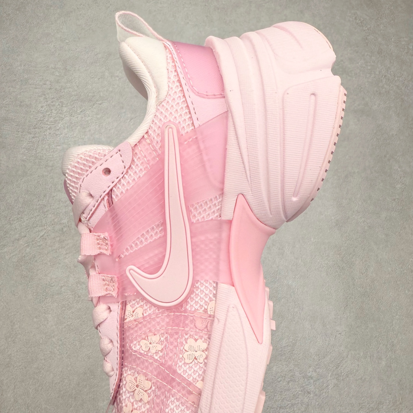 图片[7]-NK V2K Runtekk 减震防滑低帮 复古老爹鞋跑步鞋 HJ5269-600 鞋款被命名为 Runtekk 设计上借鉴了 2000 年的跑鞋风格 配色上以金属银为主调 简练又有复古运动气质 材质上使用大面积网眼、皮革、TPU 组成 支撑和透气性肯定不错 中底处由 Cushlon 泡绵打造 保证在压马路时可以提供优秀脚感 并通过一手做旧氧化效果突出复古感 中底造型很容易让大家联想到巴黎世家3XL 增高效果同样不能忽视 尺码：36 36.5 37.5 38 38.5 39 40 40.5 41 42 42.5 43 44 44.5 45-选品中心